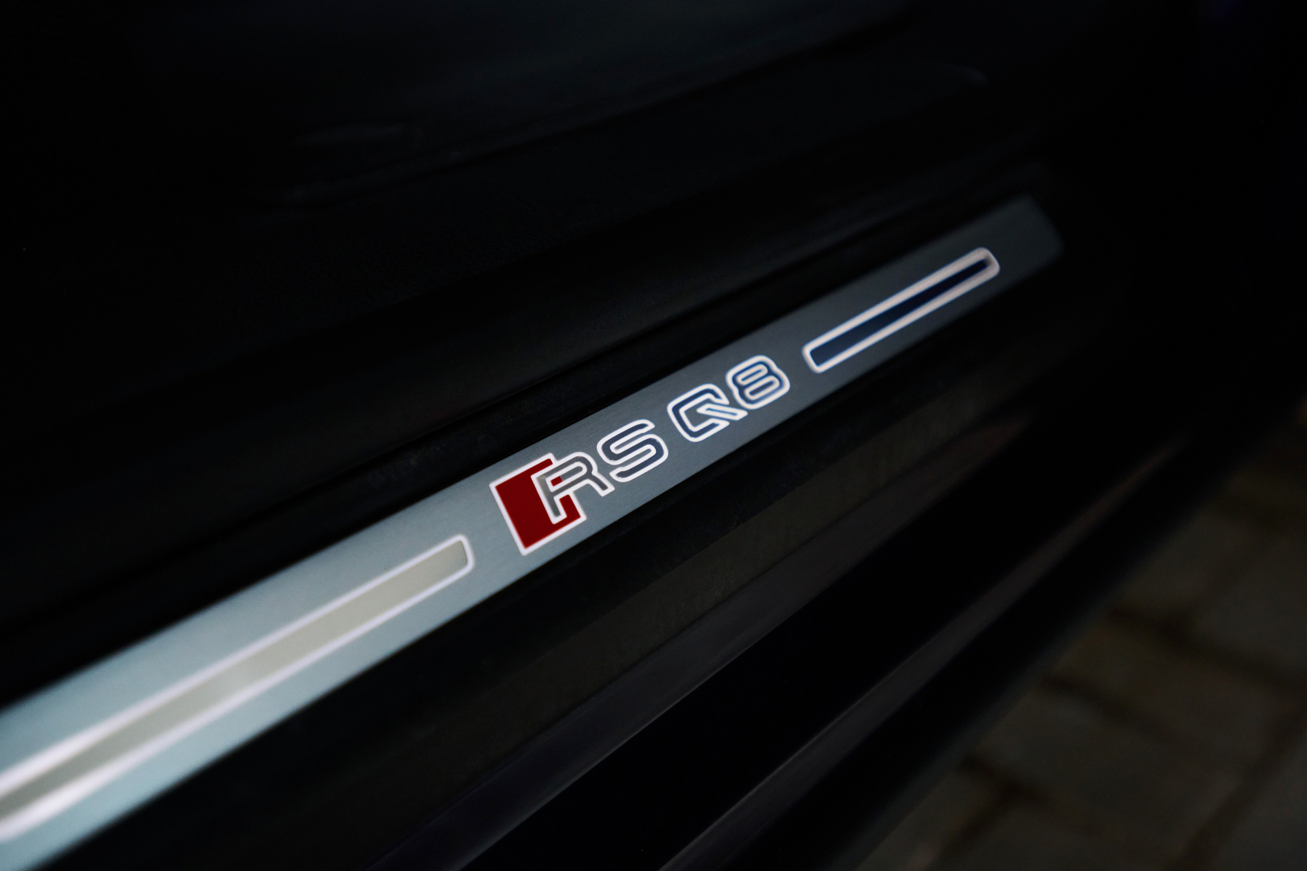 Накладка порога Audi RS Q8 с логотипом RS Q8