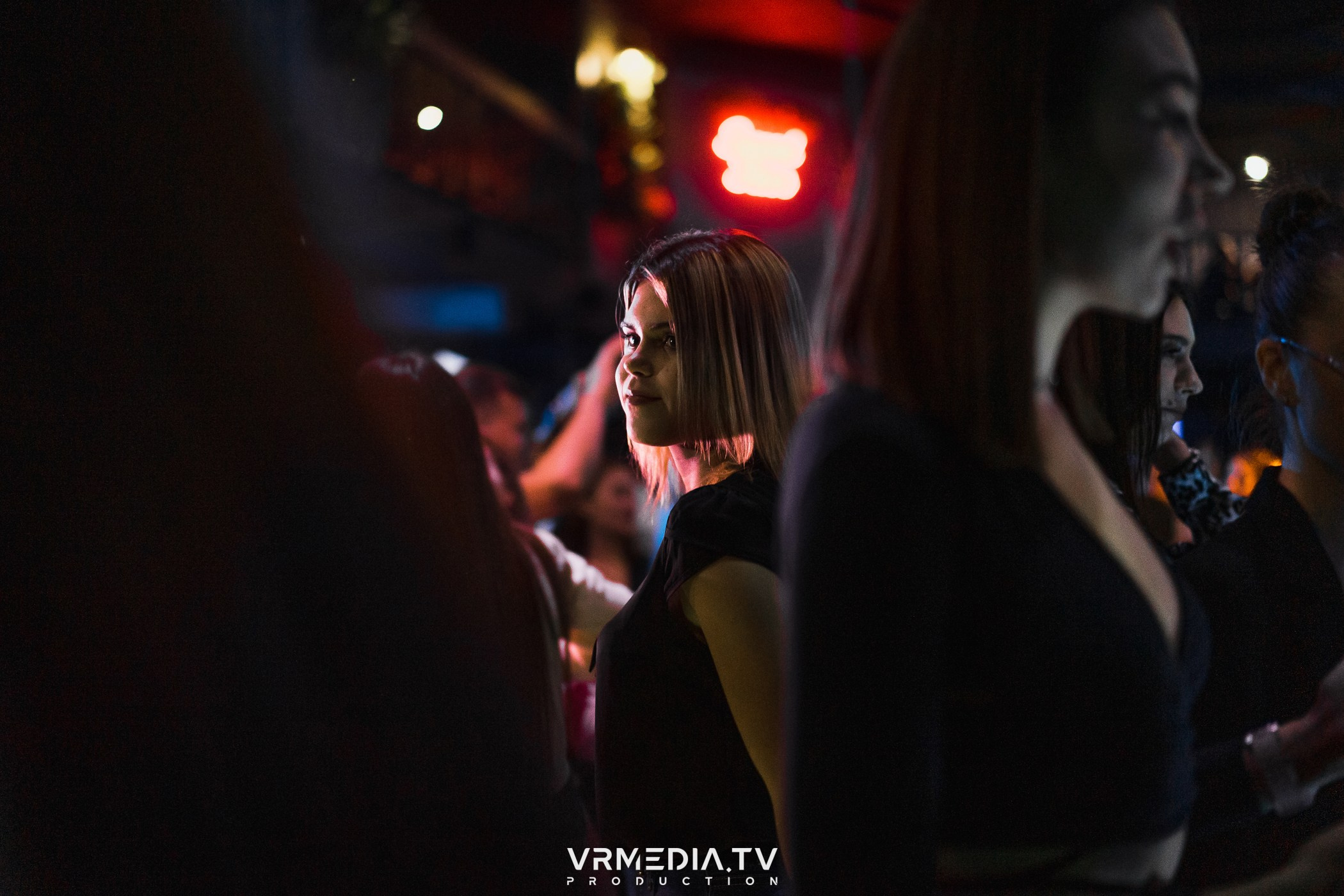 Бумажный дом в баре «Друзья»