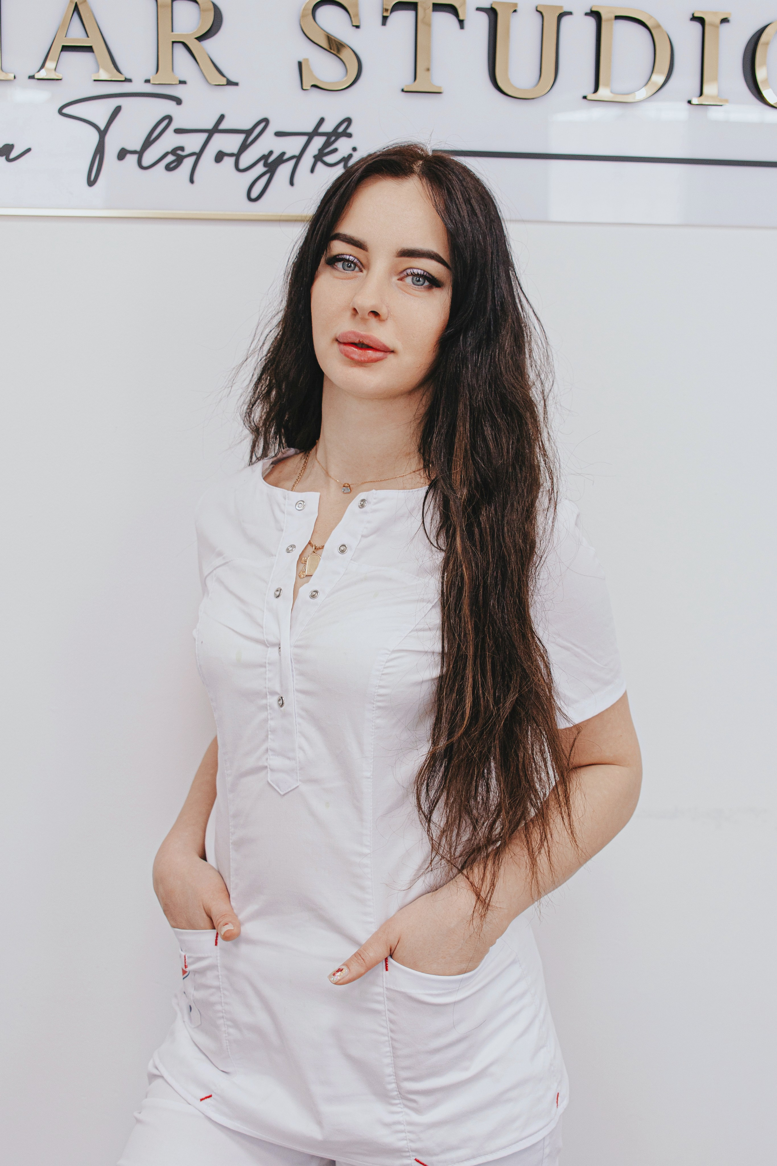 Косметолог портрет, в костюме в своем кабинете