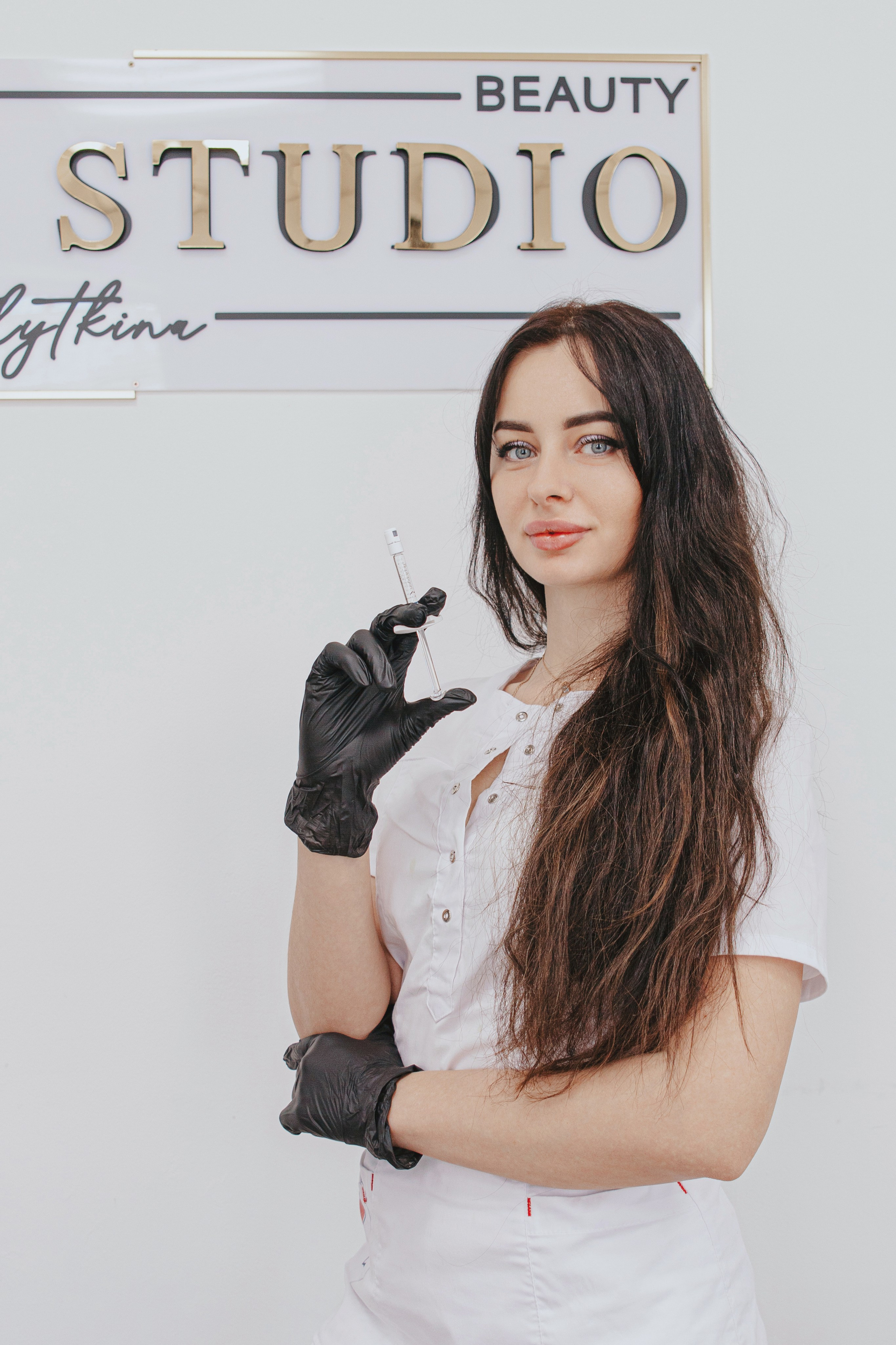 Портрет косметолога с шприцом в руках, Курск