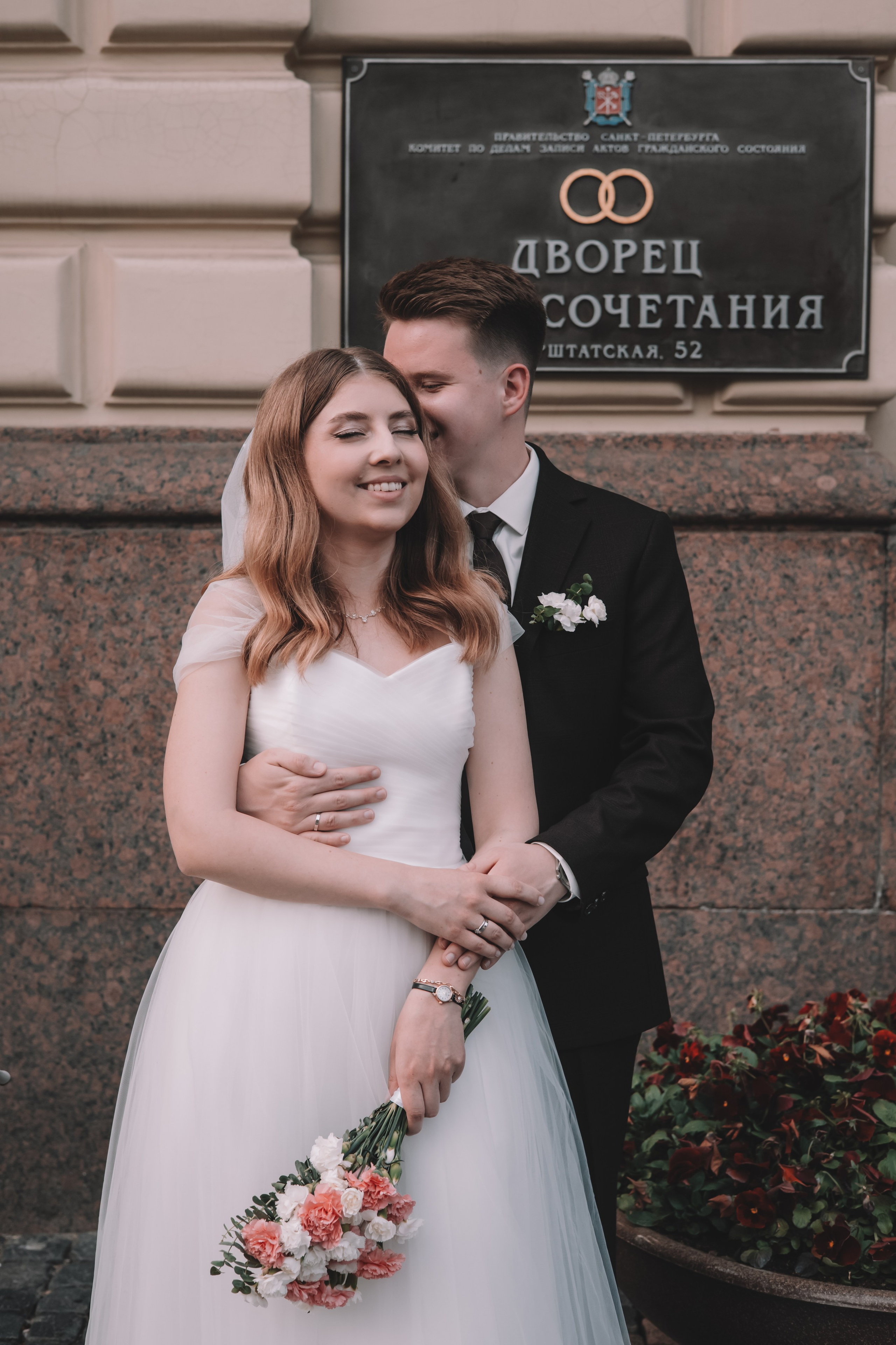 ЗАГС 2 + Прогулка. Семейный фотограф в Санкт-Петербурге. Запечатление мгновений и ярких воспоминаний в Вашей жизни
