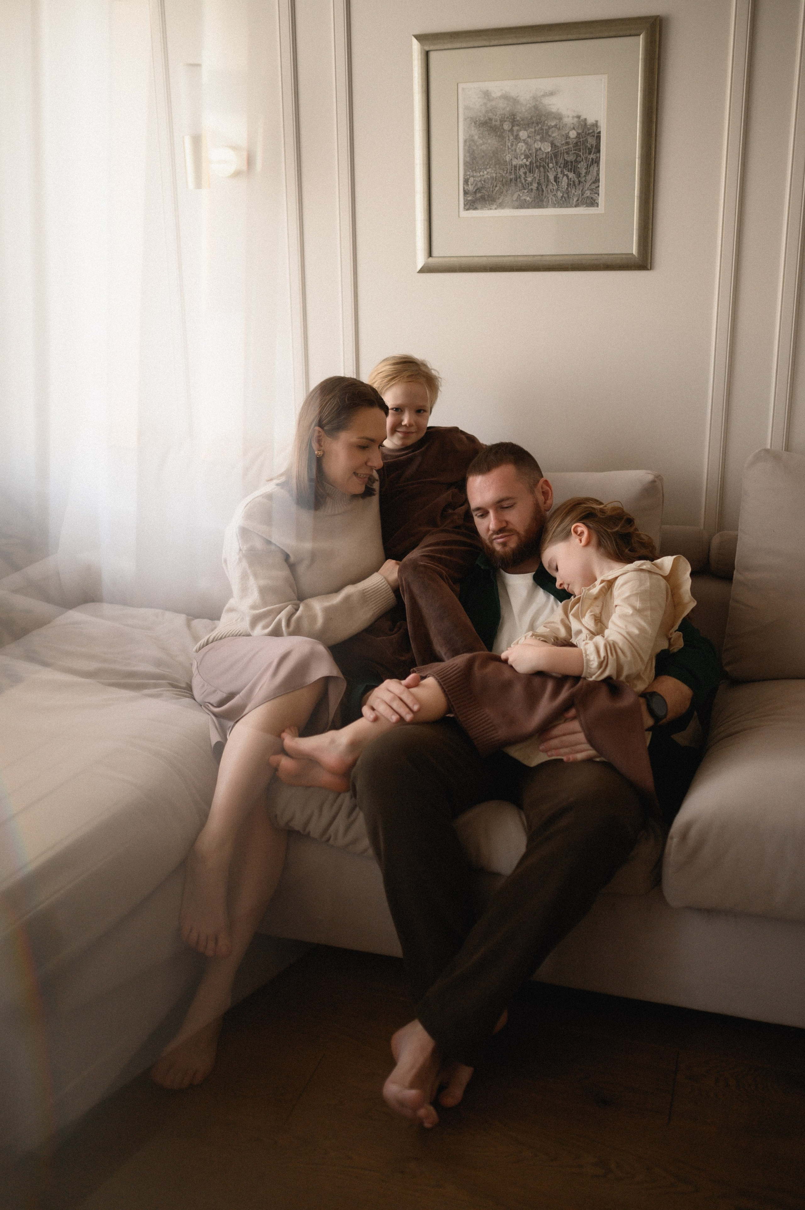 Валентин, Ирина, Евсей, Кира и Агата дома. Семейный и свадебный lifestyle-фотограф в Москве Мария Петрова