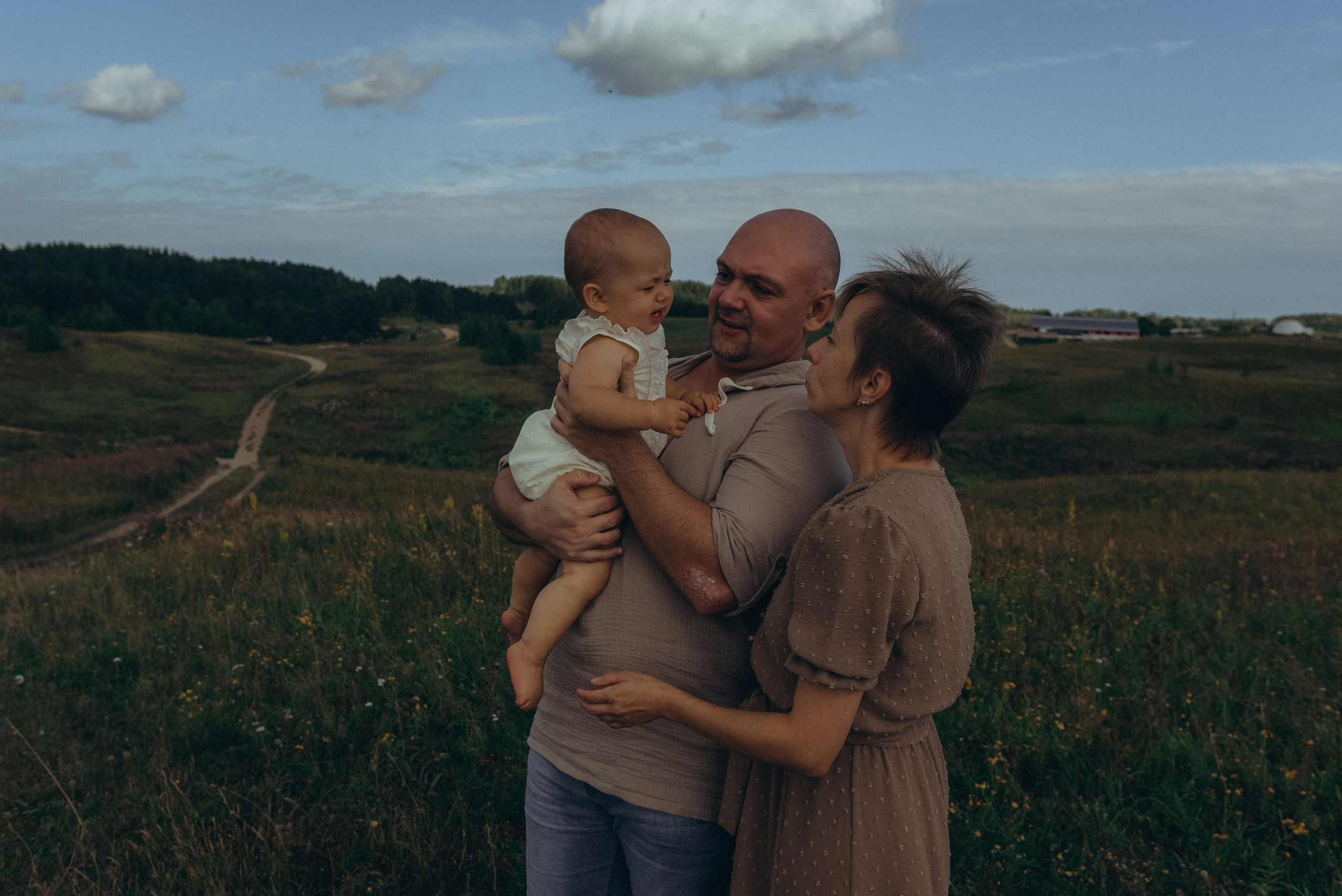 Годовасие. Колтушские высоты. Катя Лиза и Дима. Семейный и свадебный фотограф в Санкт-Петербурге Яна