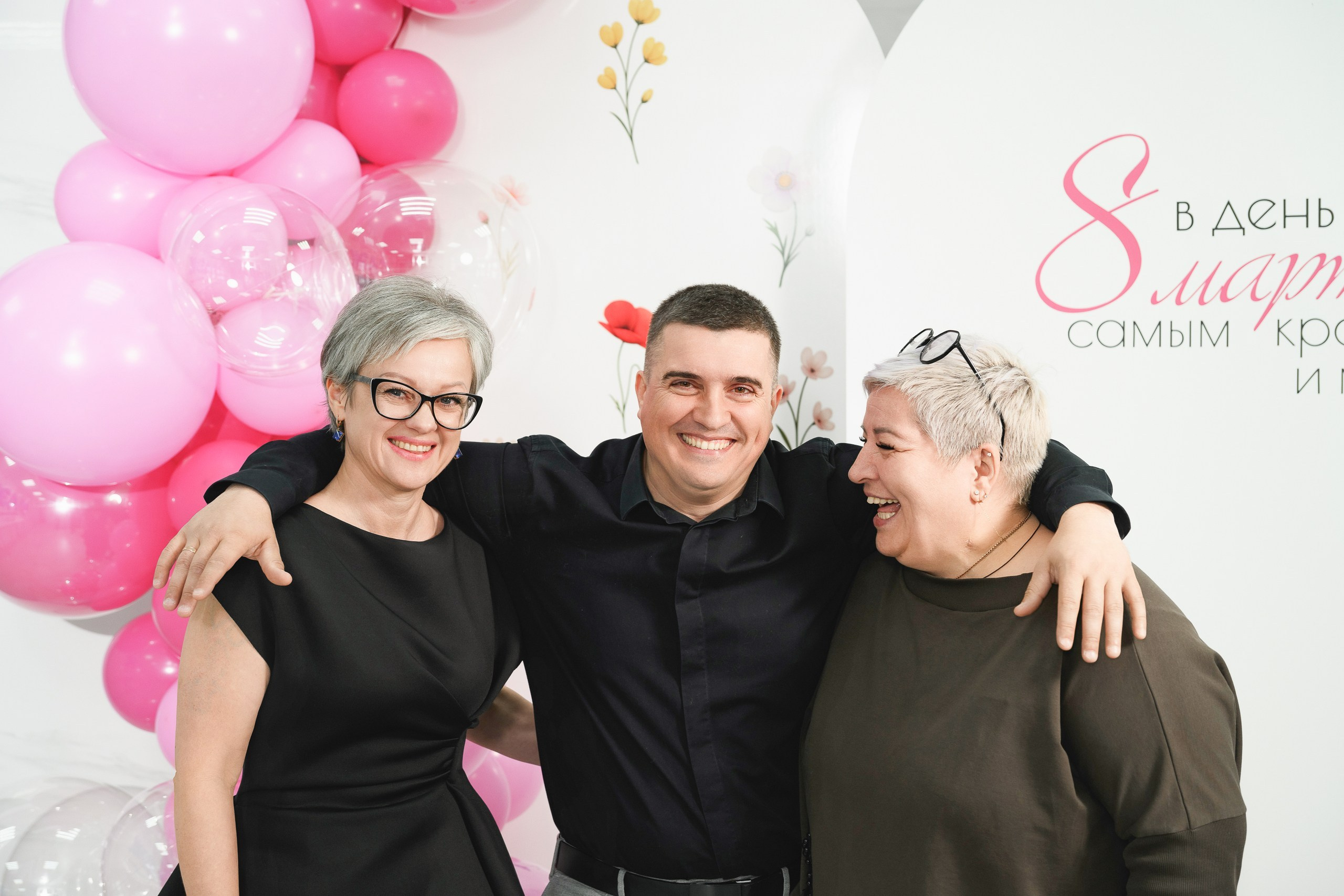 Фотограф на 8 марта для организации, съемка коллектива в студии, корпоративная фотосессия Петропавловск-Камчатский