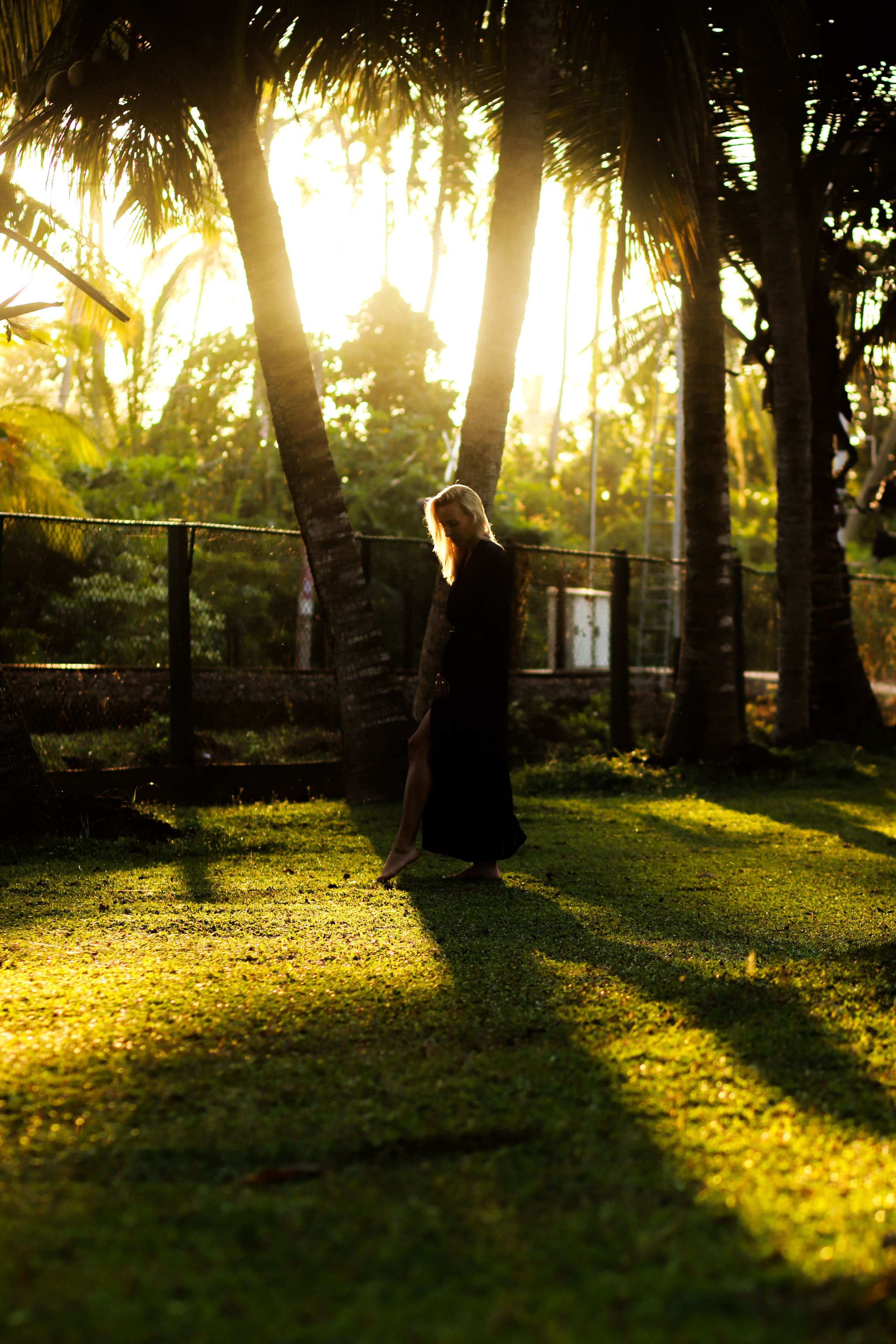 Фотосессия на Шри-Ланке: девушка в зеленом купальнике у бассейна виллы и с серфом на South Beach. Фотограф на Шри-Ланке