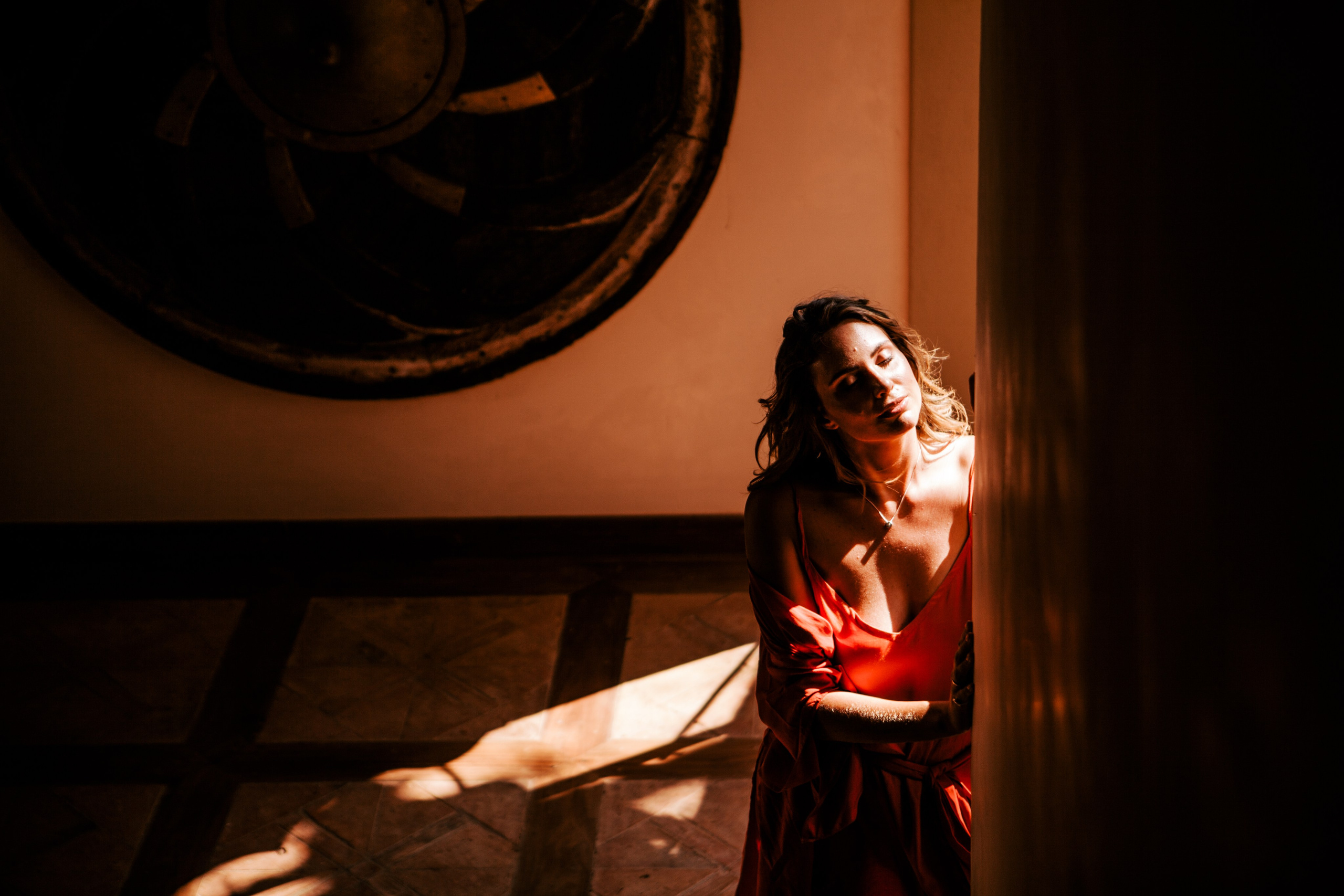 Девушка в красном платье в отеле Malabar Hill — Роскошная портретная съемка | Шри-Ланка. Фотограф на Шри-Ланке