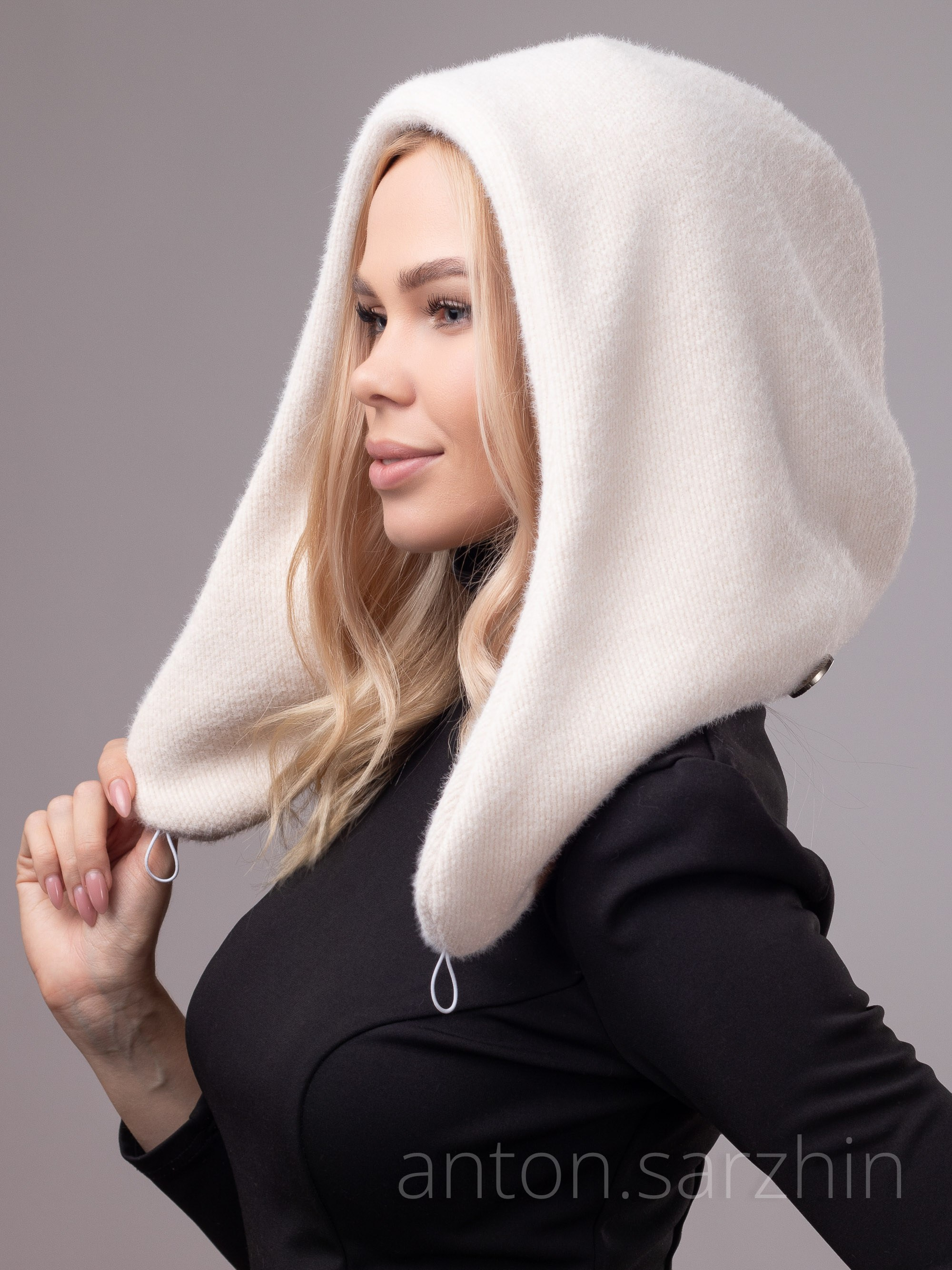 Схемка платка с застежками на девушке