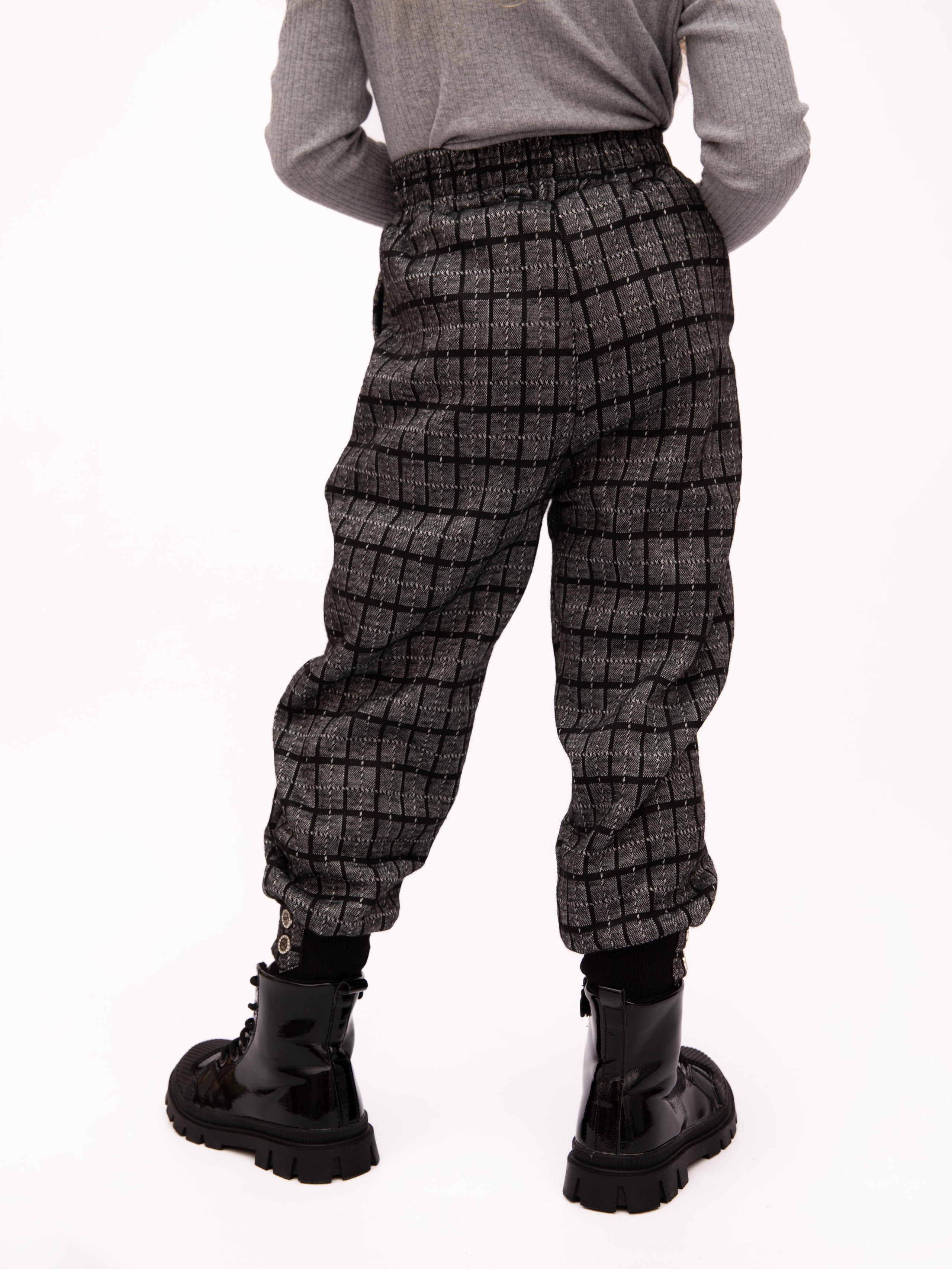 Детские брюки. Фотостудия предметной и модельной съёмки для маркетплейсов