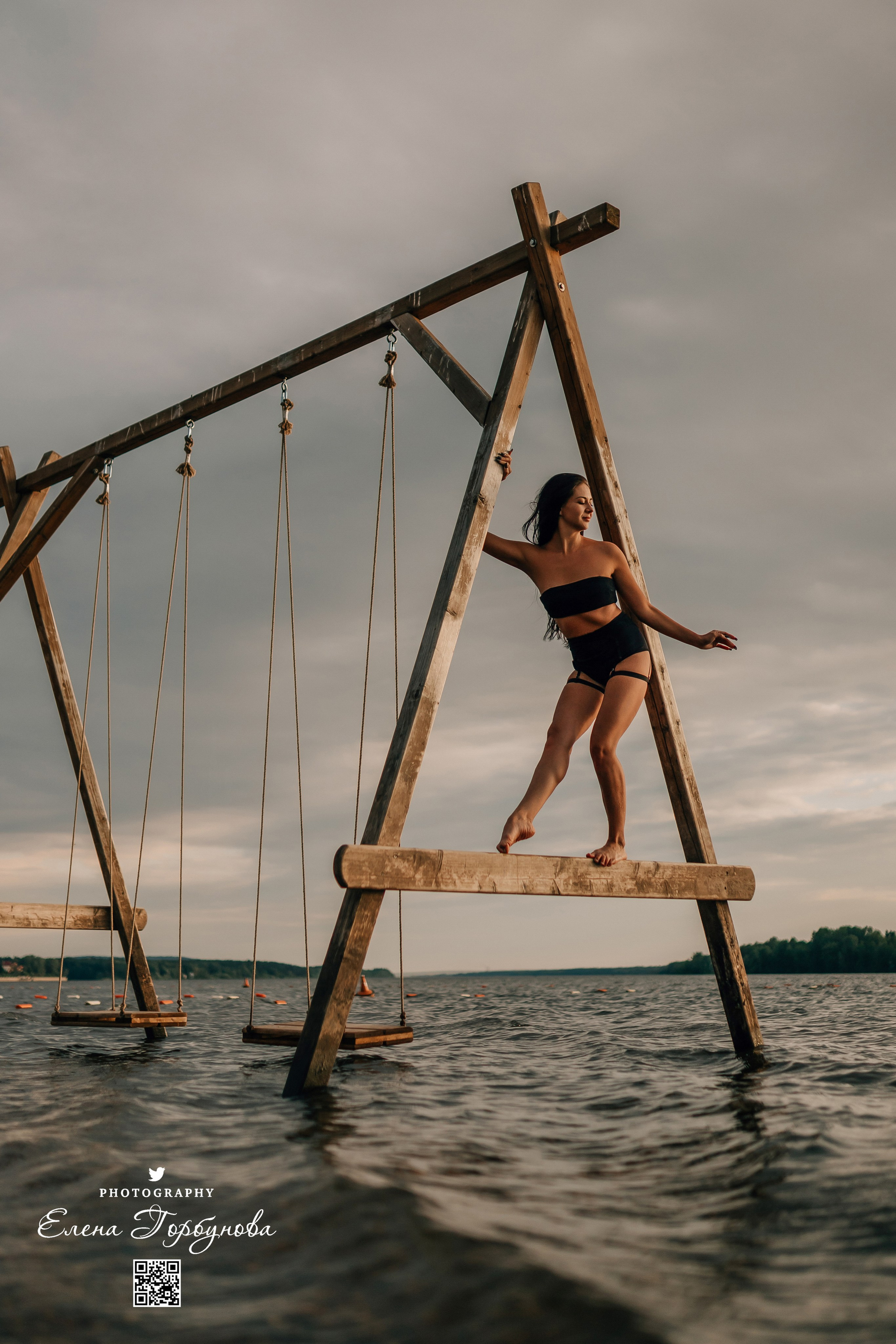 Черная серия с тканью. Набережная. Александра и Таисия. Июль 2025 г. Фотограф Пермь. Свадьбы. Семья и дети, школа, д. сад. Фотокниги