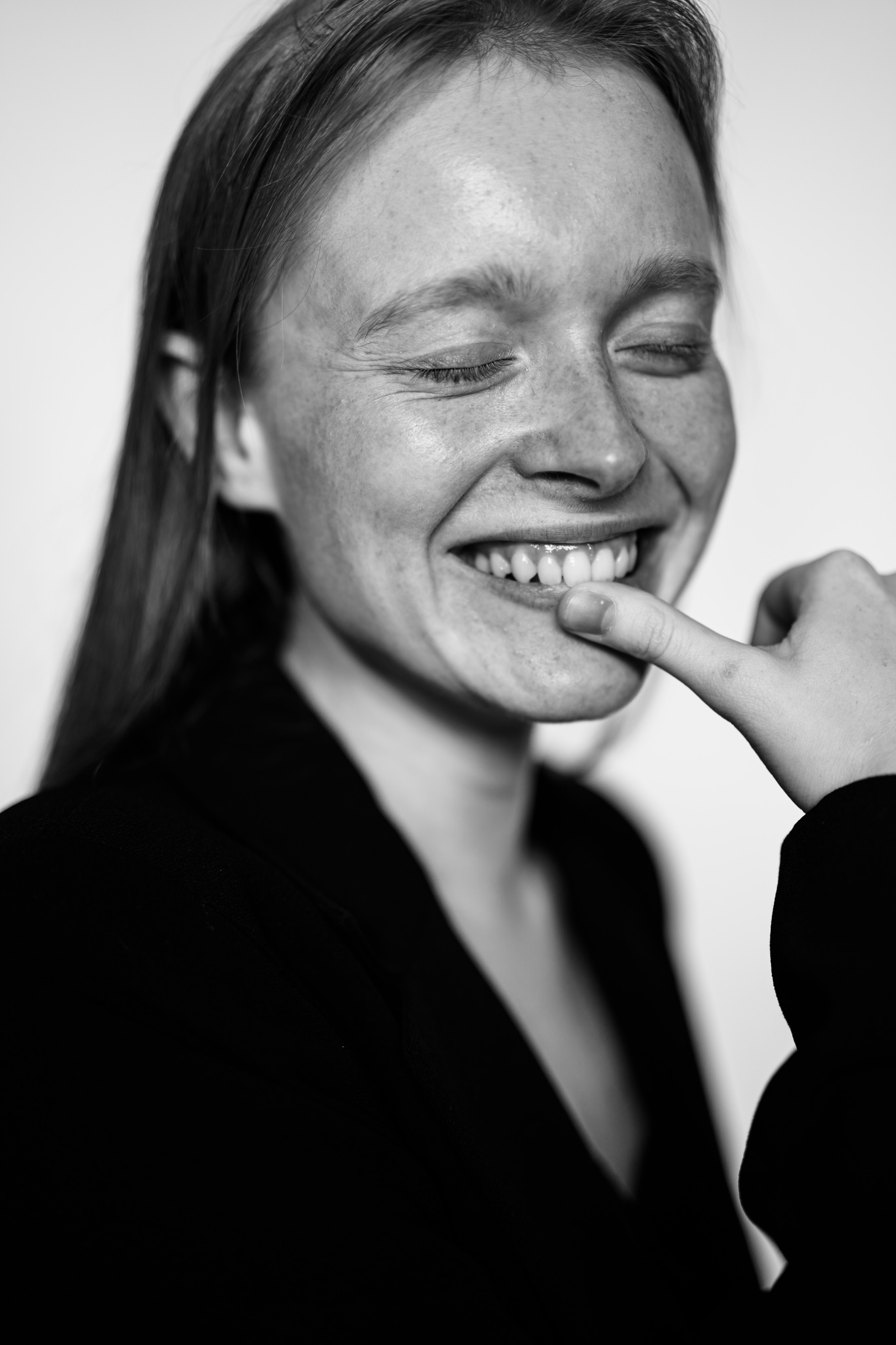 Имиджевая фотосессия в студии — женский портрет с лёгкой полуулыбкой