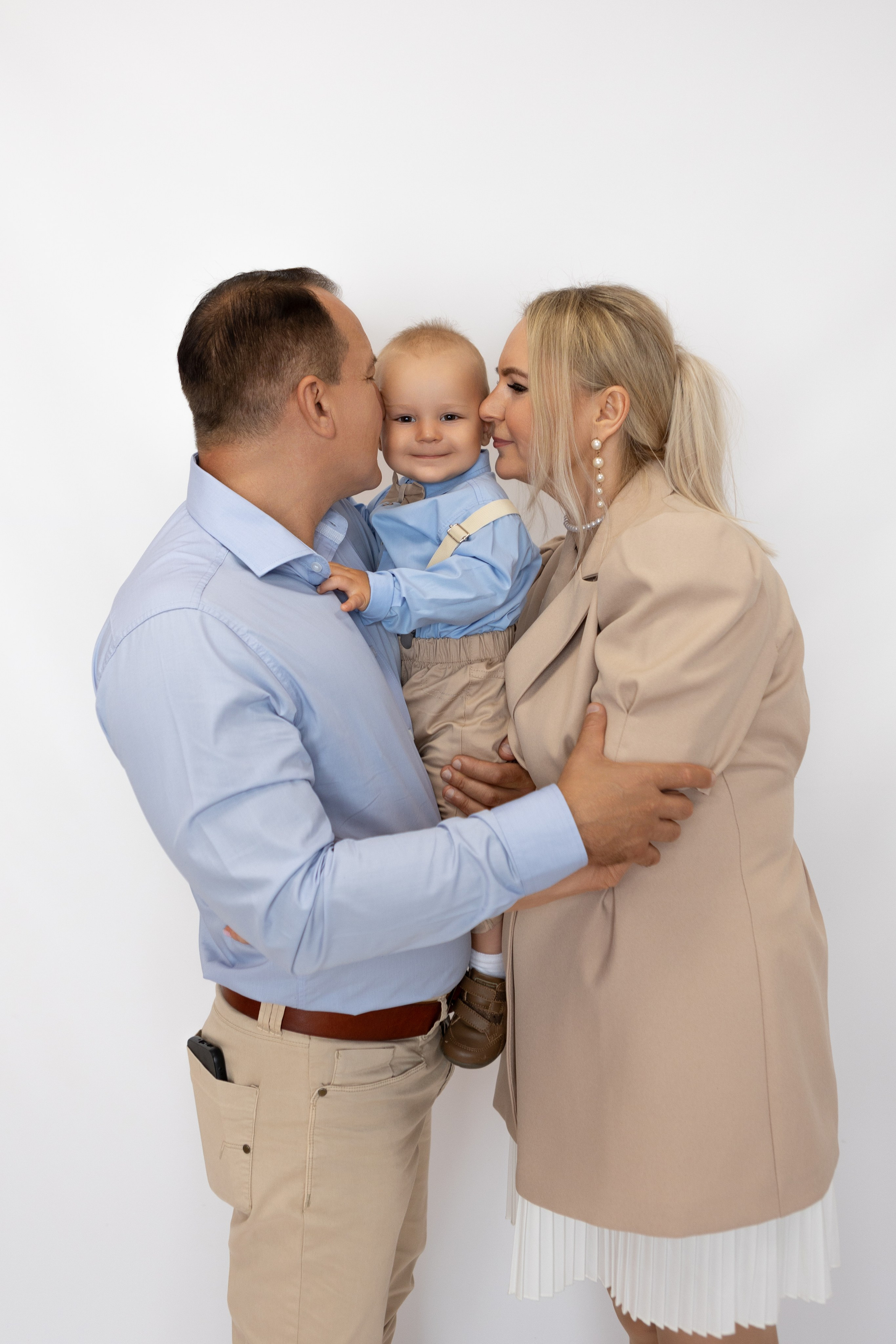 Фото с родителями на однотонных фонах. Фотограф новорожденных. Детский и семейный фотограф Марьяна Юдина