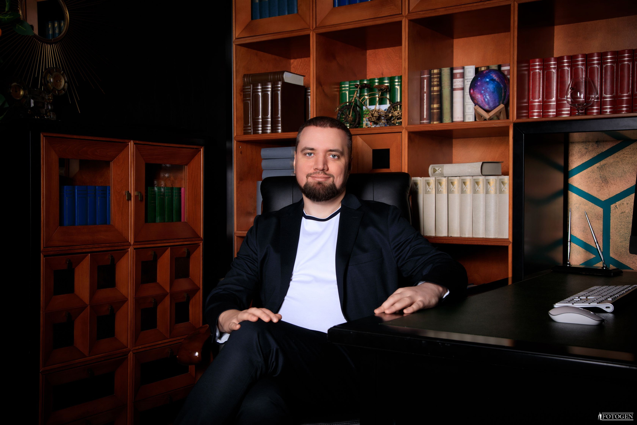 Профессиональная мужская фотосессия в Fotogen: Ваша история в кадре. Интерьерная фотостудия FOTOGEN г. Краснодар