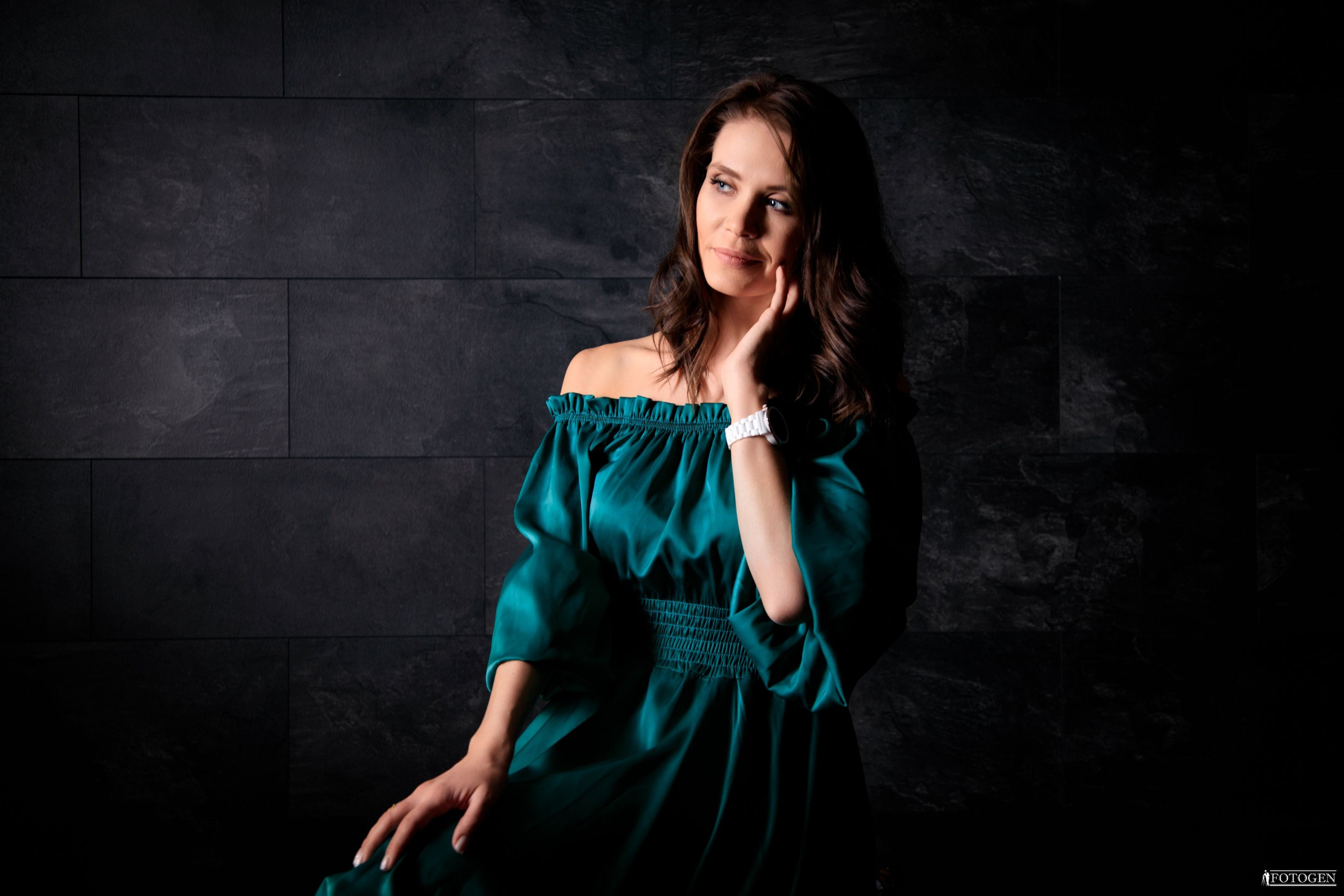 Индивидуальная женская фотосессия в студии FOTOGEN в Краснодаре | Премиум качество, в гримерке.