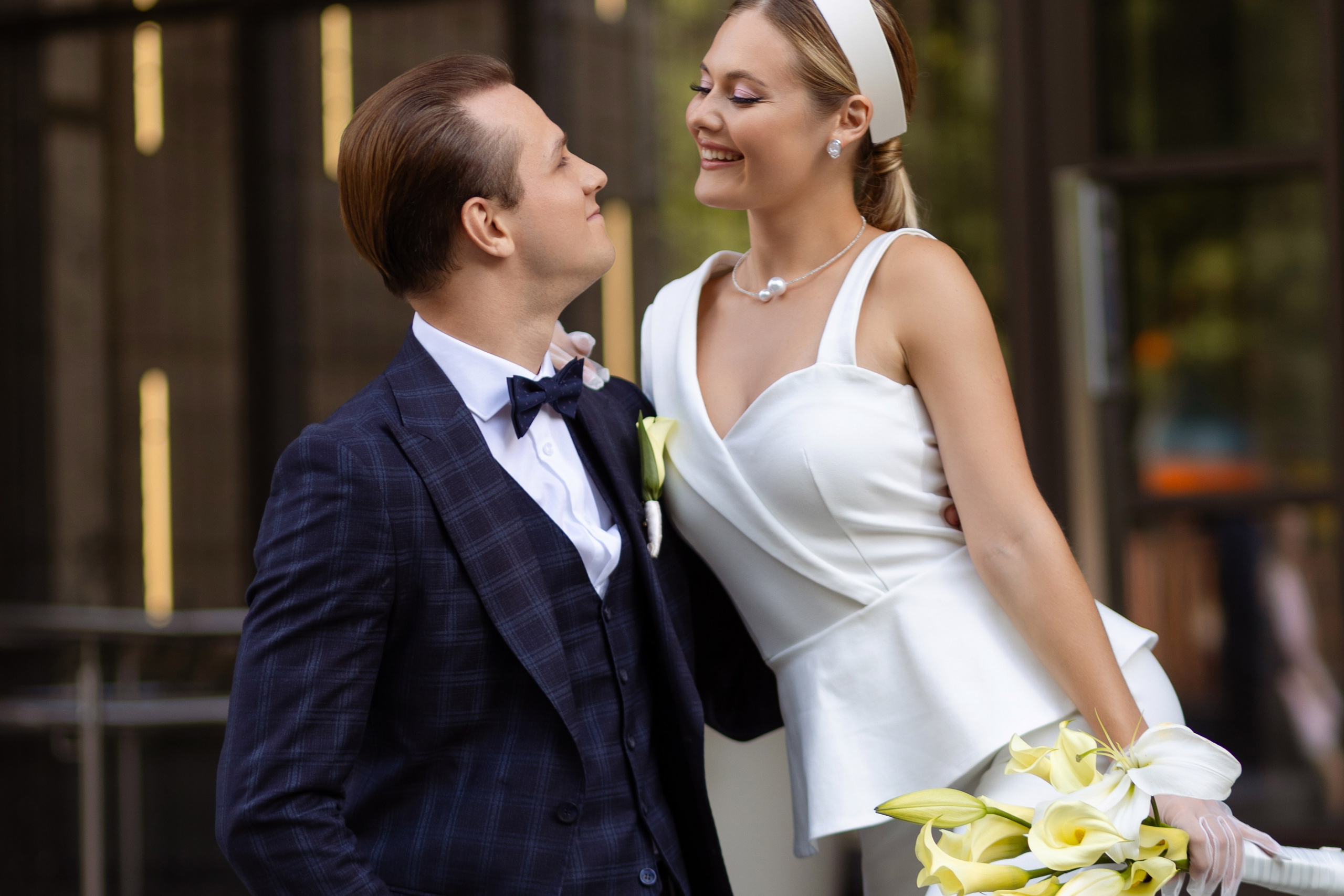 Молодые улыбаются друг другу.