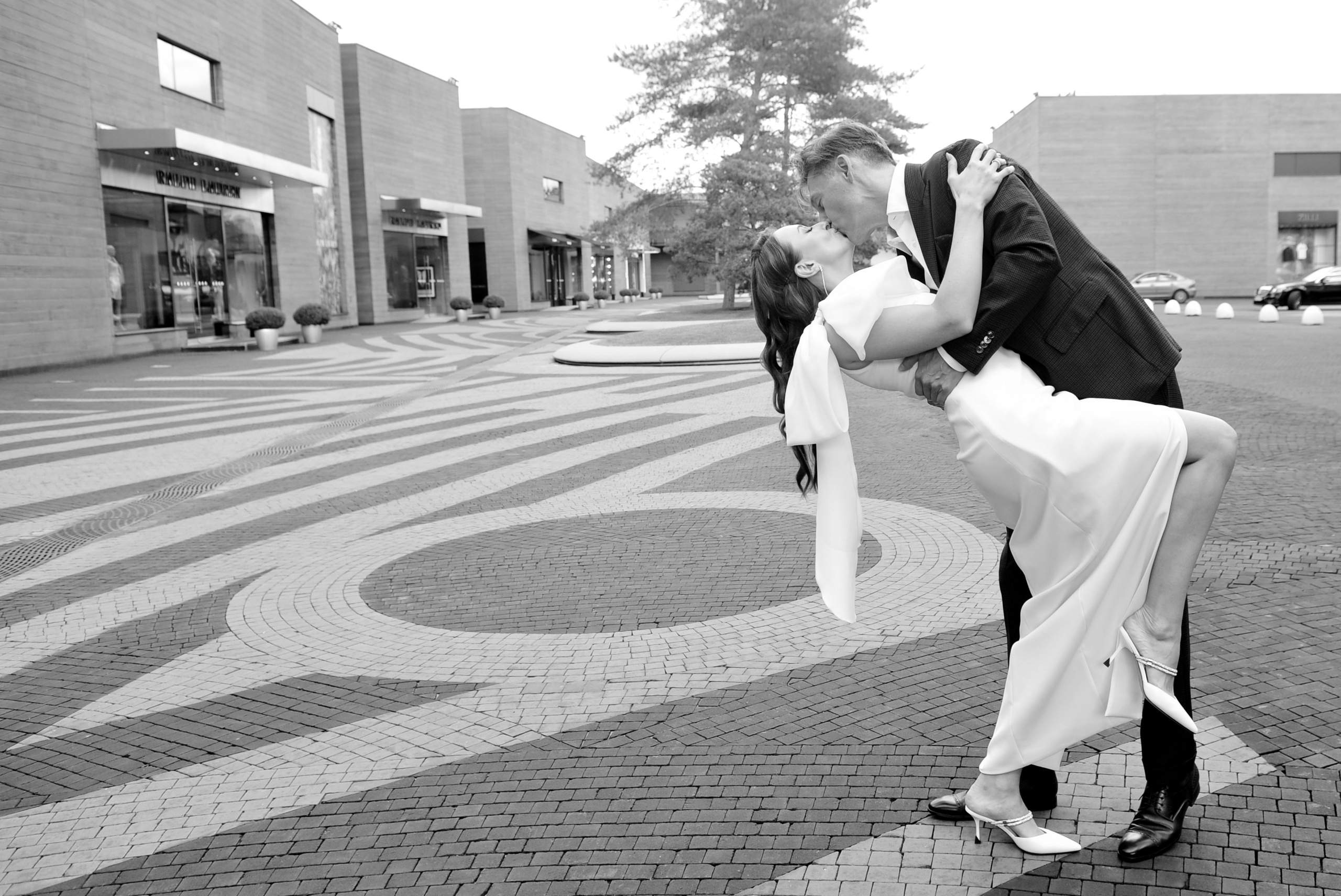 Свадьба в ЗАГСе Барвиха Luxury Village летом, жених и невеста целуются, поцелуй, чёрно-белая фотография