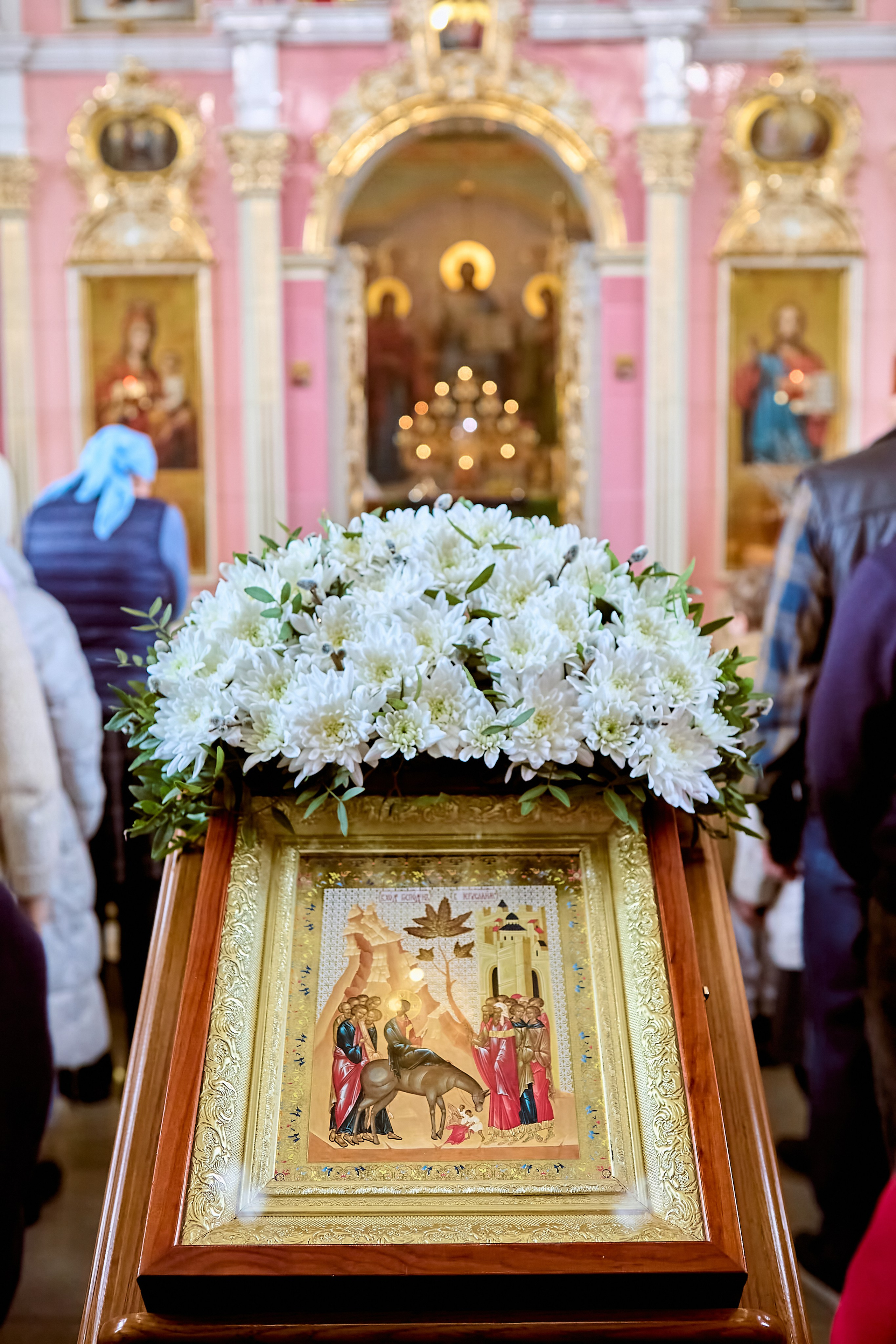 Вход Господень в Иерусалим праздничная икона. Украшение цветами иконы. Храм Преподобного Серафима Саровского г. Дзержинск. Фото Николая Голованова