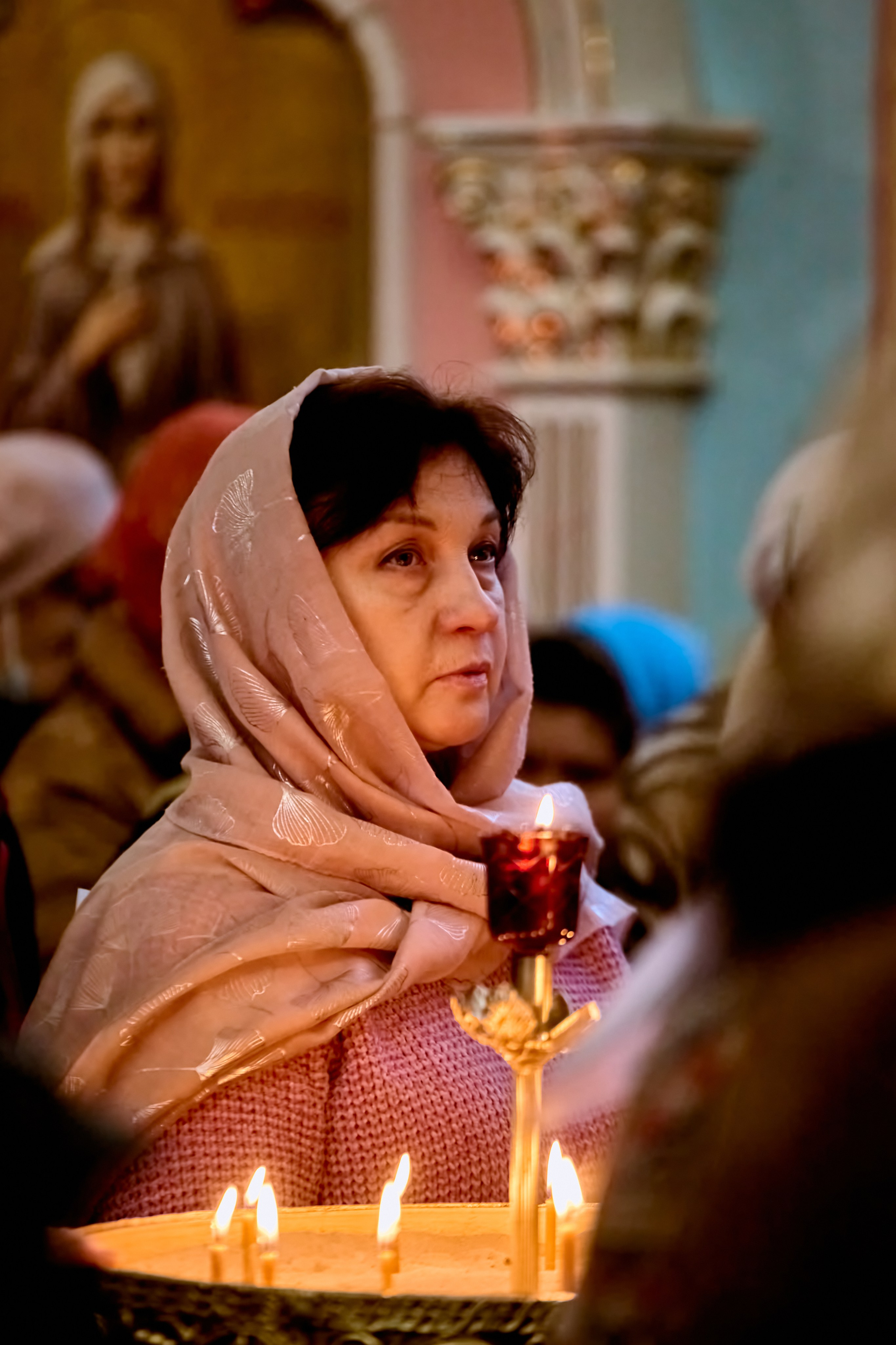 Портрет женщины стоящей в храме на литургии Фото из серии Лица Храма