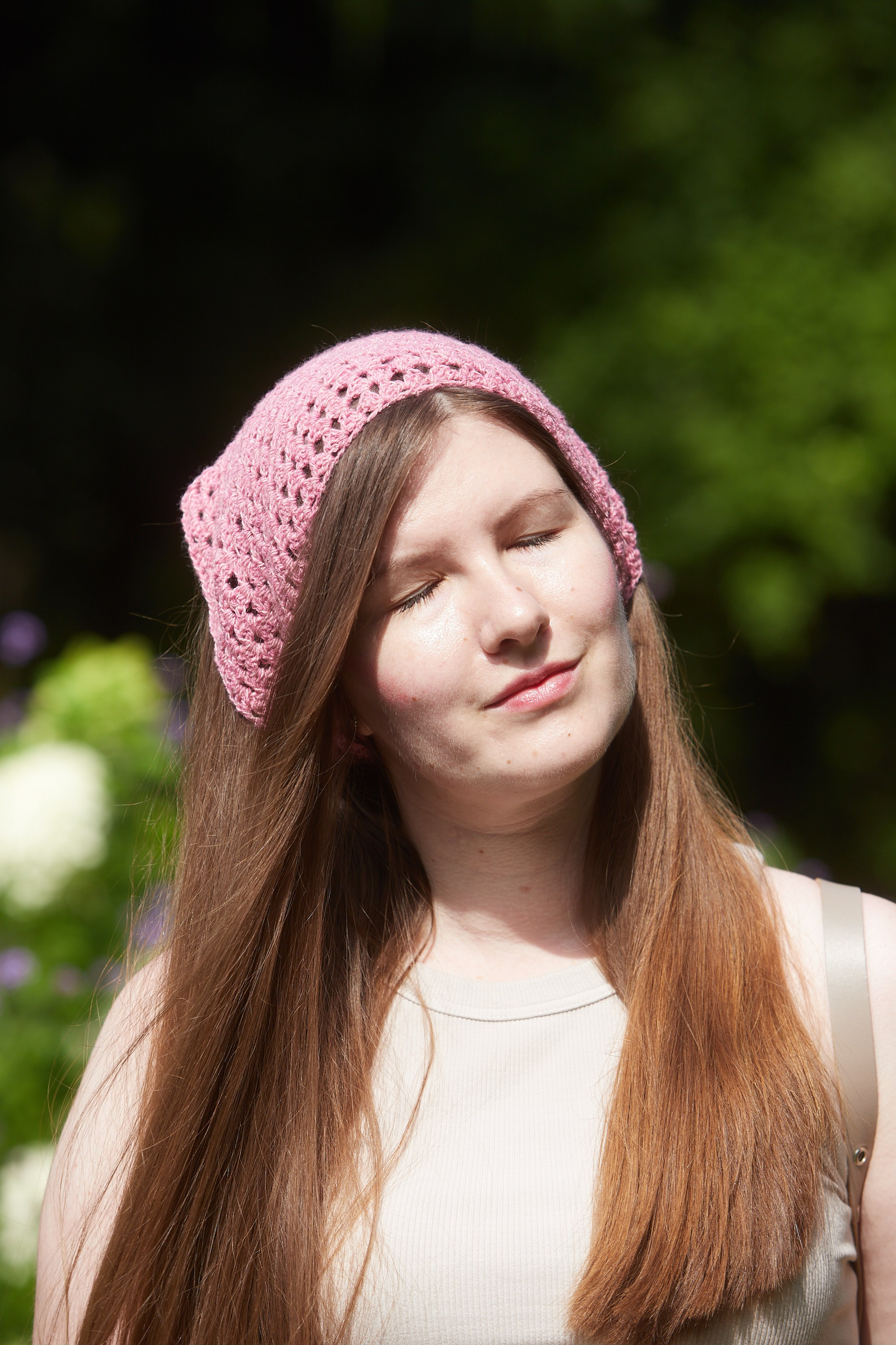 Розовый аксессуар ручной работы на поясе модели.