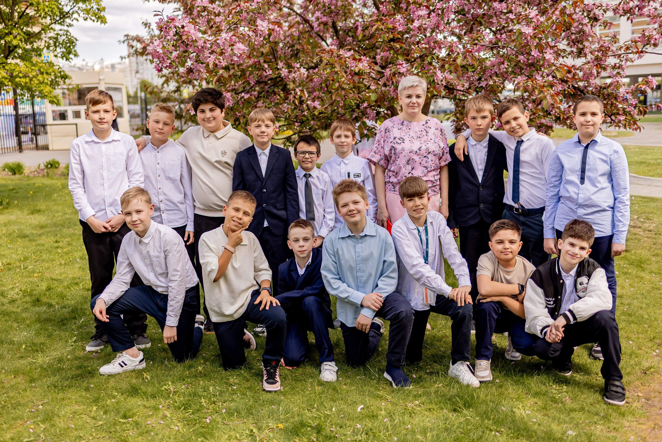 Выпускной в начальной школе на улице. Фотограф и видеограф Москва. Свадебный фотограф, видеограф. Выпускные альбомы. Оживающие альбомы