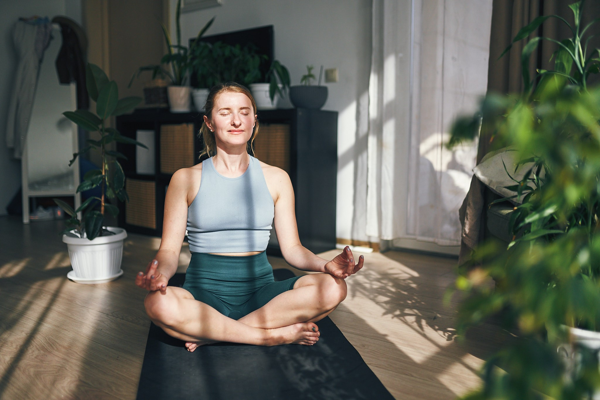 Репортажная съемка йога класса на берегу моря. Фотограф в Сочи Катя Гончарова