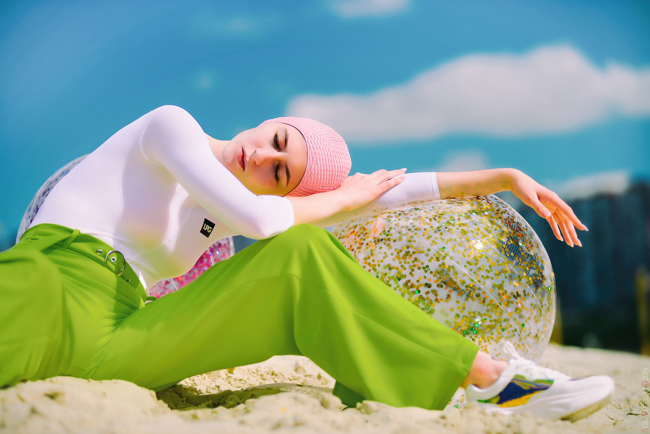 Fashion look, street look - advertising photographer Moscow Peresvet. Your photographer for a holiday in Moscow, Ramenskoye, Zhukovsky, Lyub