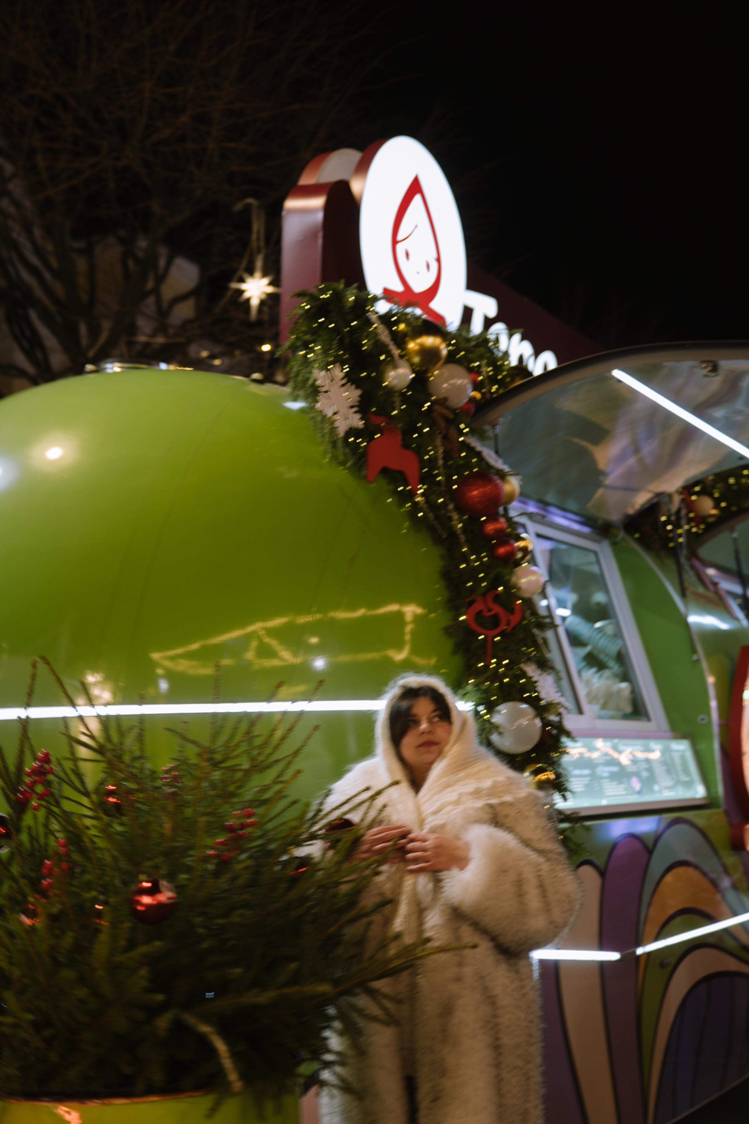 ПРОГУЛКА НА МАНЕЖНОЙ ПЛОЩАДИ ДЛЯ ДЕВУШКИ ПЕРЕД НОВЫМ ГОДОМ (НОВОГОДНЯЯ ФОТОСЕССИИЯ НА МАНЕЖНОЙ ПЛОЩАДИ). Профессиональный фотограф, Санкт-Петербург — Виктория Богомолова