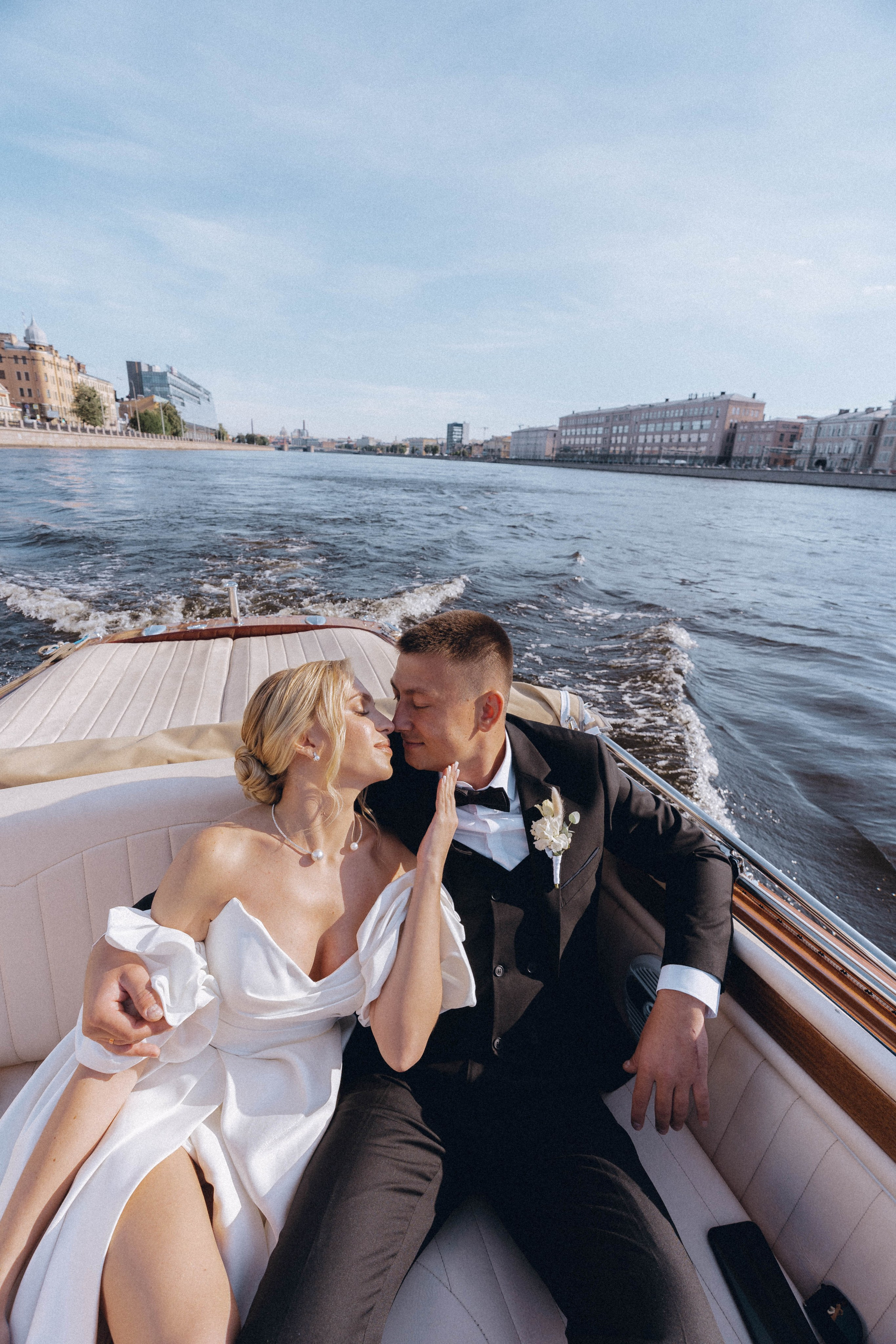 СВАДЕНБНАЯ СЬЕМКА НА КАТЕРЕ ПО КАНАЛАМ САНКТ-ПЕТЕРБУРГА И В АКВАТОРИИ НЕВЫ. Профессиональный фотограф, Санкт-Петербург — Виктория Богомолова