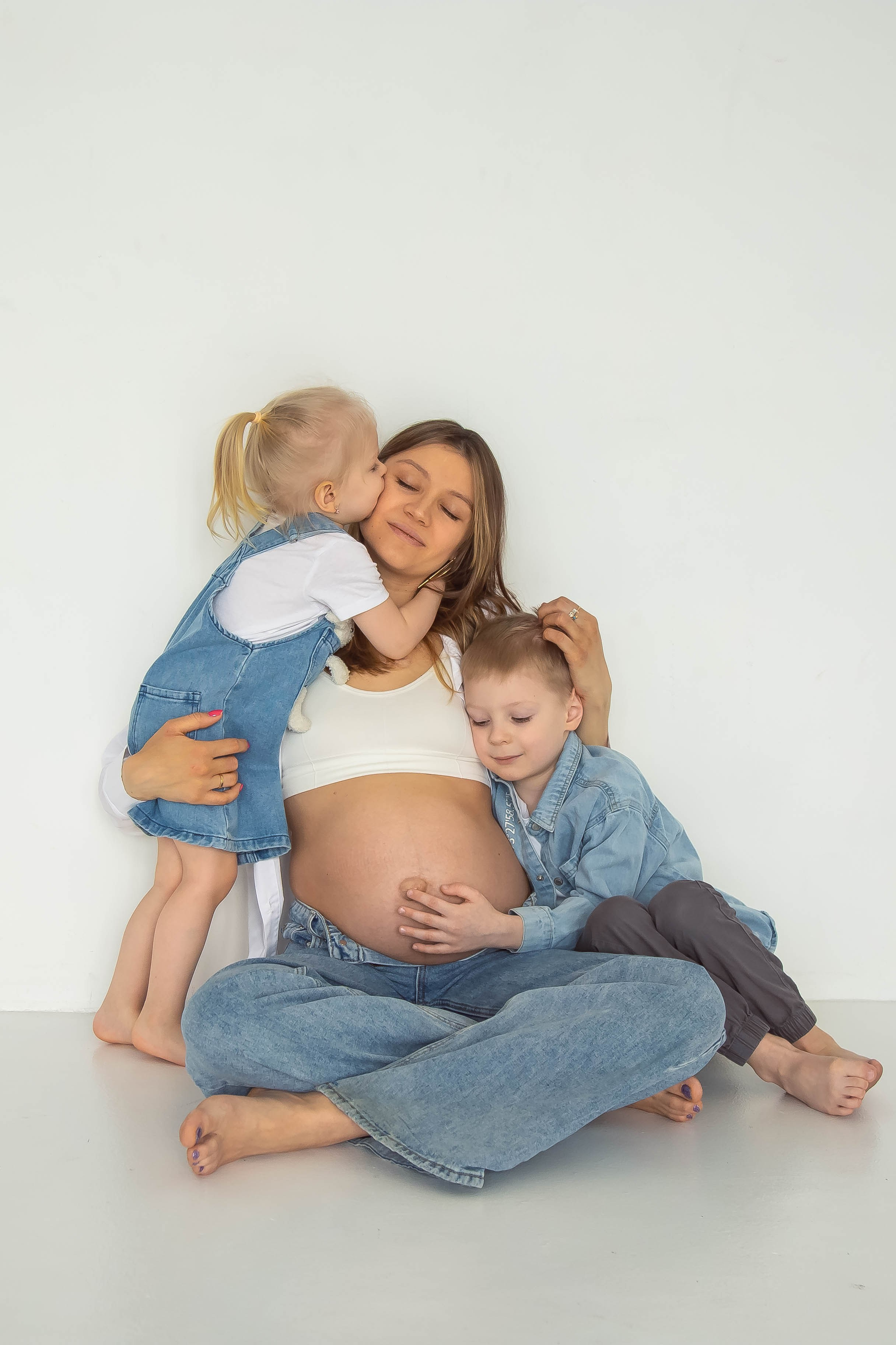 Семейная фотосессия в студии в Москве. Семейный фотограф в Москве Влада Лунина