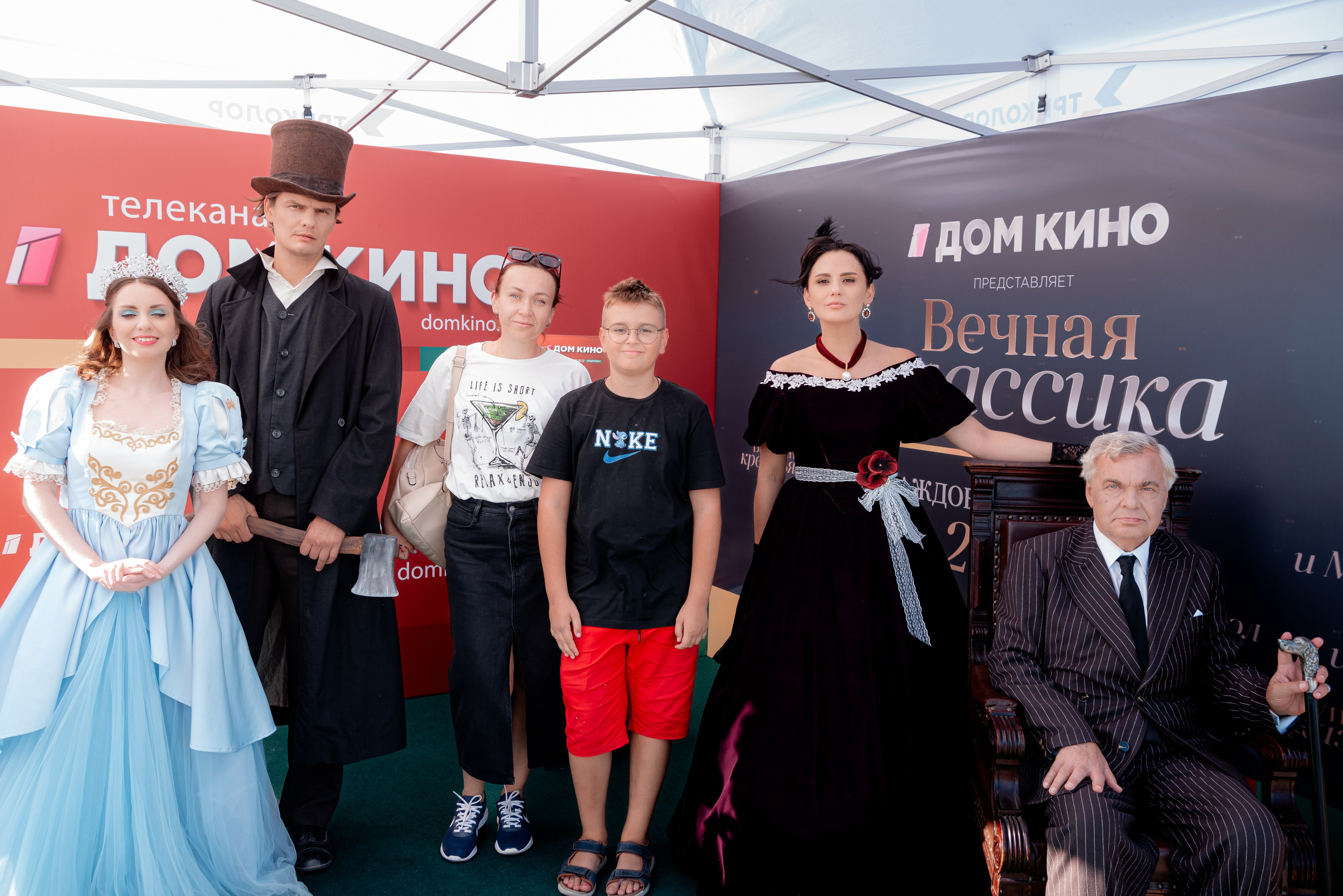 Портретные фото с артистами в палатке Триколор Дом Кинов на день города Волгоград. Фотограф в Волгограде и Волжском Александр Горбань