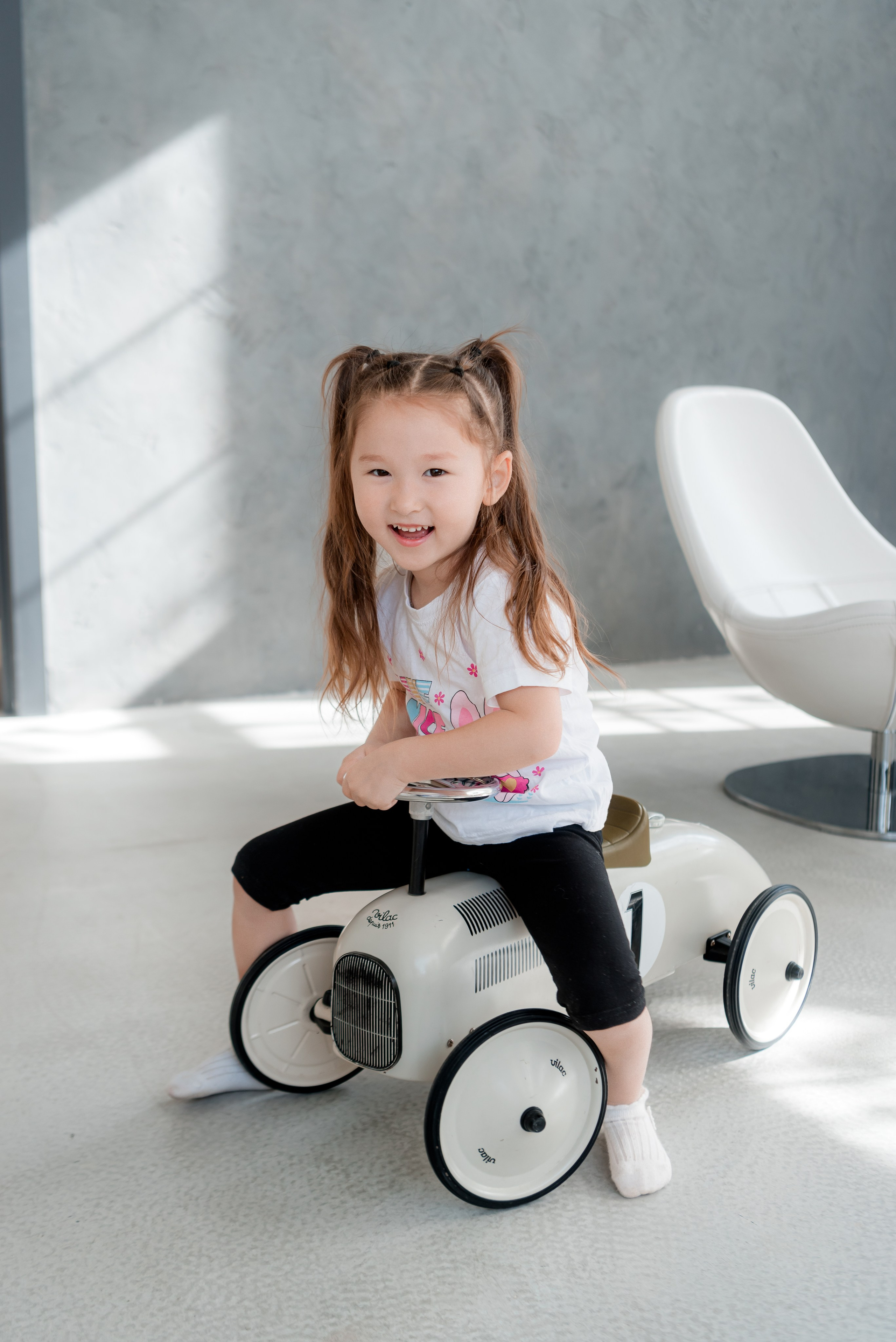 Фотограф снимает веселого малыша во время игры в студии в Волжском.