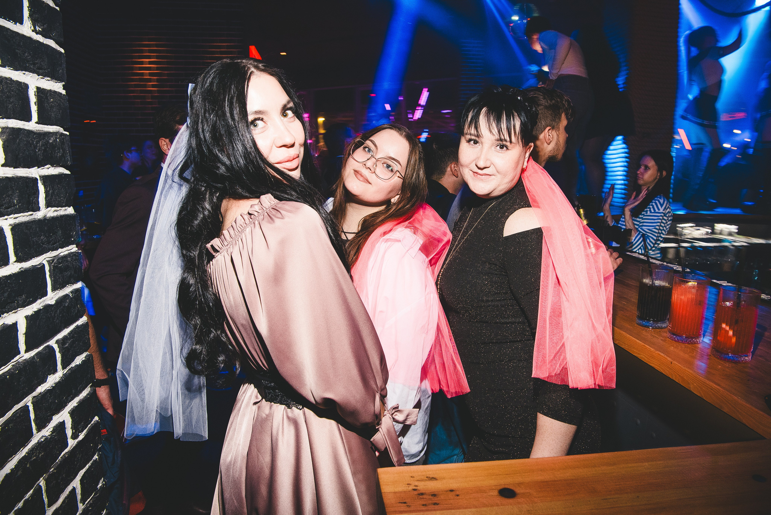 Фотоотчёты о вечеринках для НеБар Волгоград. Или стиль «пьяный фотограф». Фотограф в Волгограде и Волжском Александр Горбань