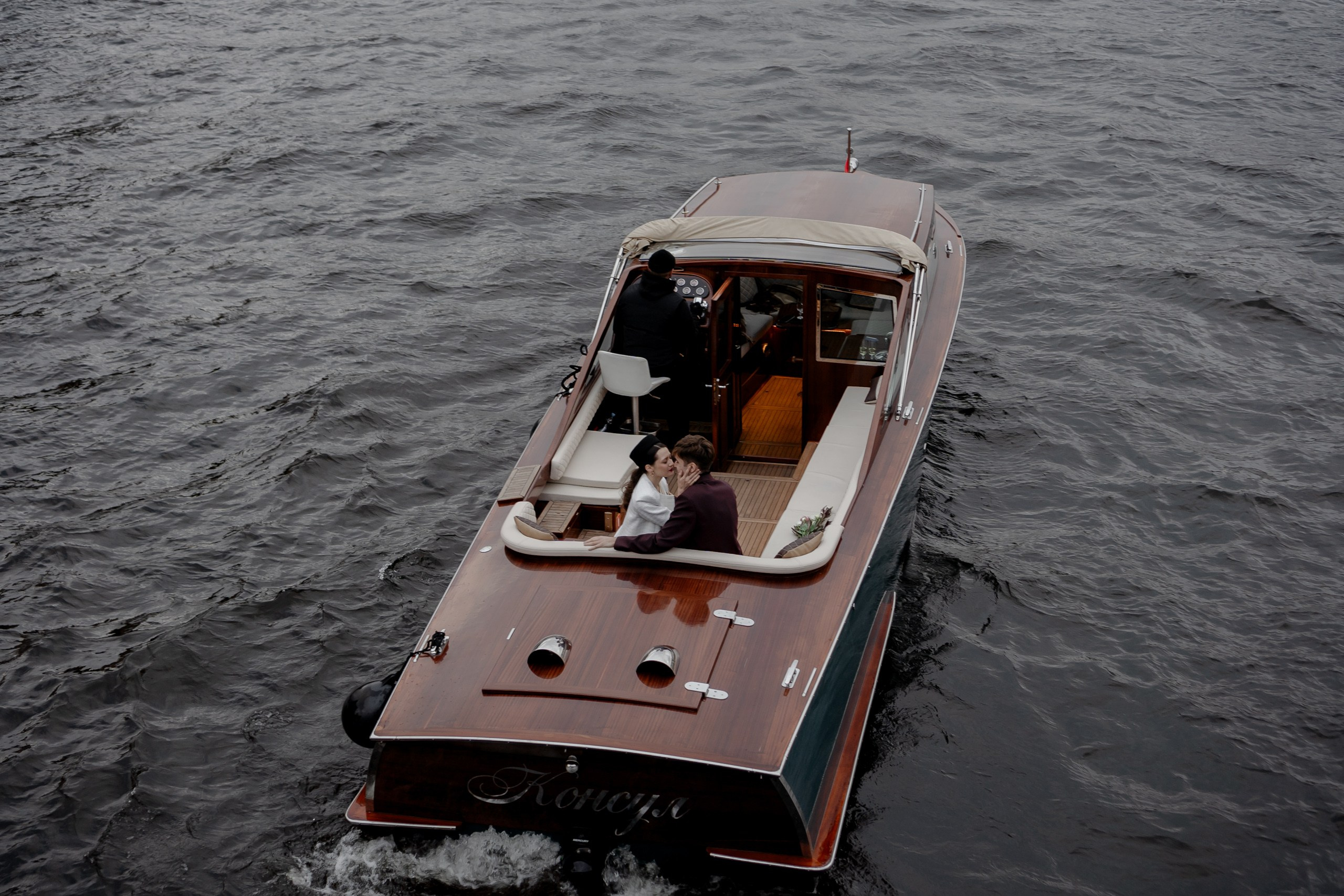 СВАДЕНБНАЯ СЬЕМКА НА КАТЕРЕ ПО КАНАЛАМ САНКТ-ПЕТЕРБУРГА И В АКВАТОРИИ НЕВЫ. Профессиональный фотограф, Санкт-Петербург — Виктория Богомолова