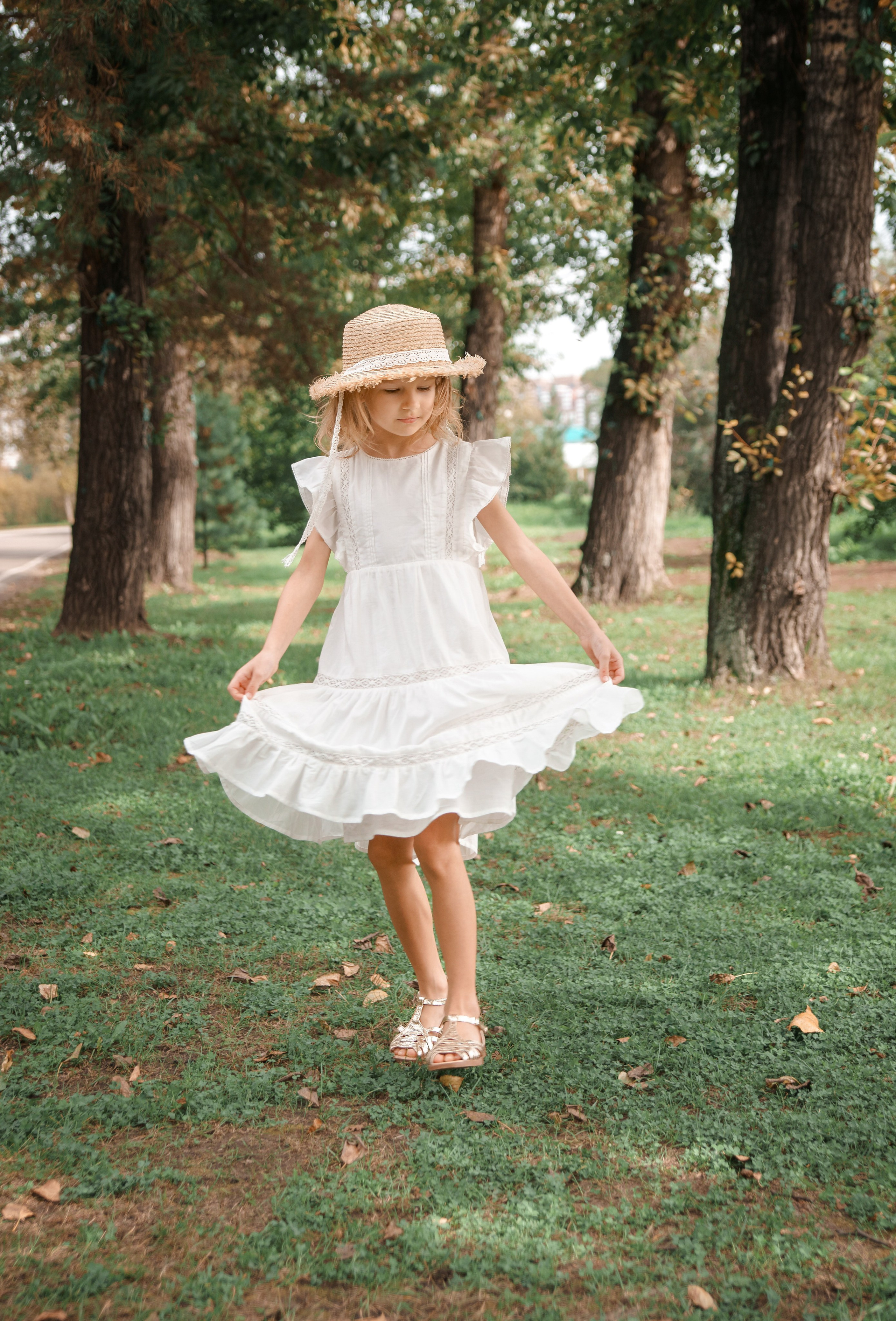 Детская фотосессия летом - девочка в лесу кружится в танце