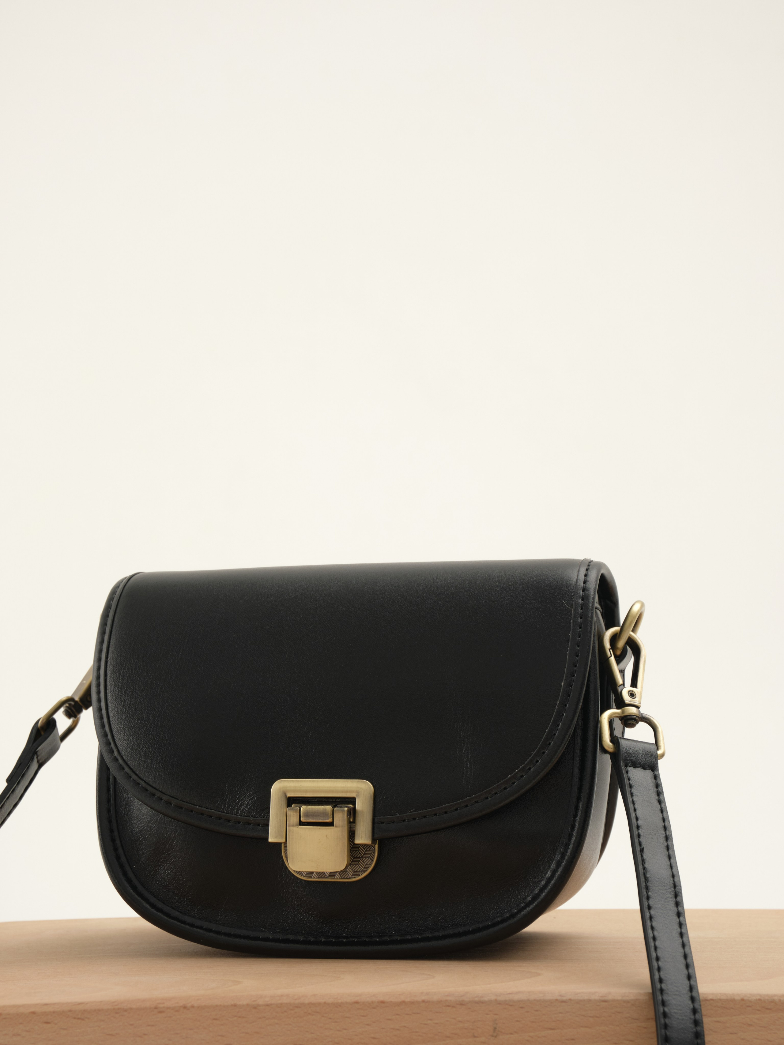 Съемка для маркетплейса, сумки / фотоаппарат. Привет) Меня зовут Анита и я фотограф из Сургута