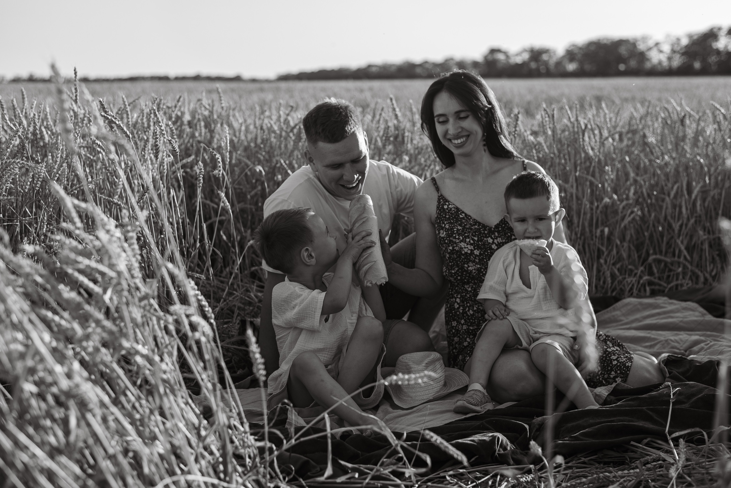 В поле на закате. Детский и семейный фотограф выпускной альбом Приморско-Ахтарск