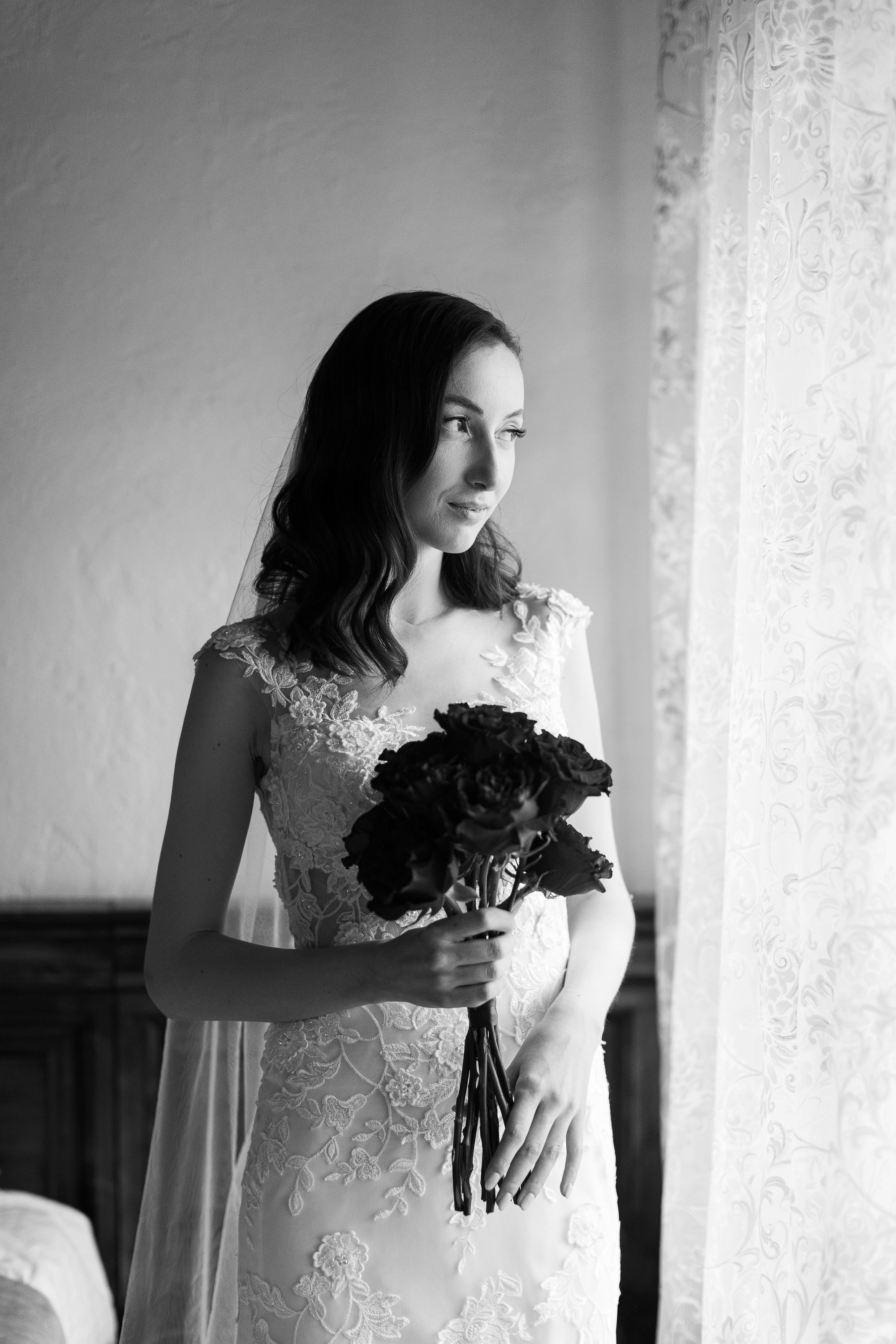 Невеста смотрит в окно