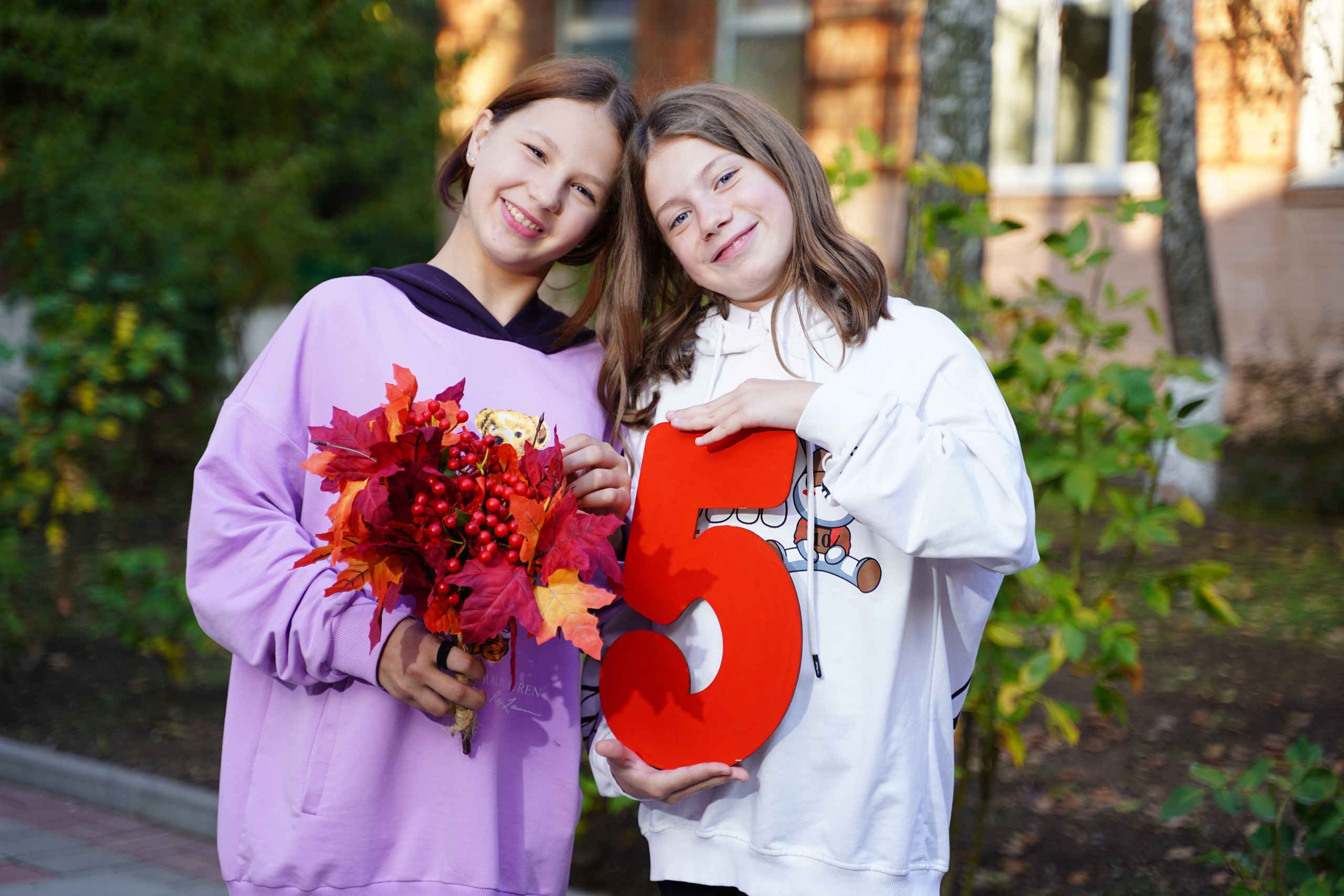 Фото с другом. MEMENTO.Выпускные альбомы, школьные, юбилейные и другие книги. Ростов-на-Дону