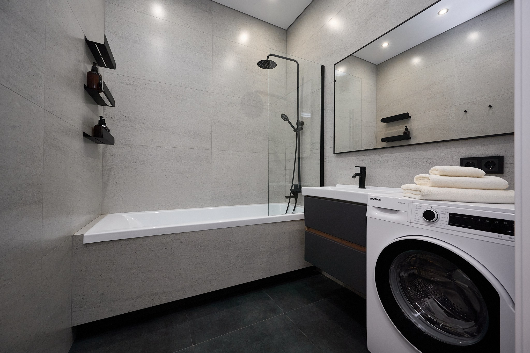 ванная комната серые стены черные полки белая раковина большое зеркало 