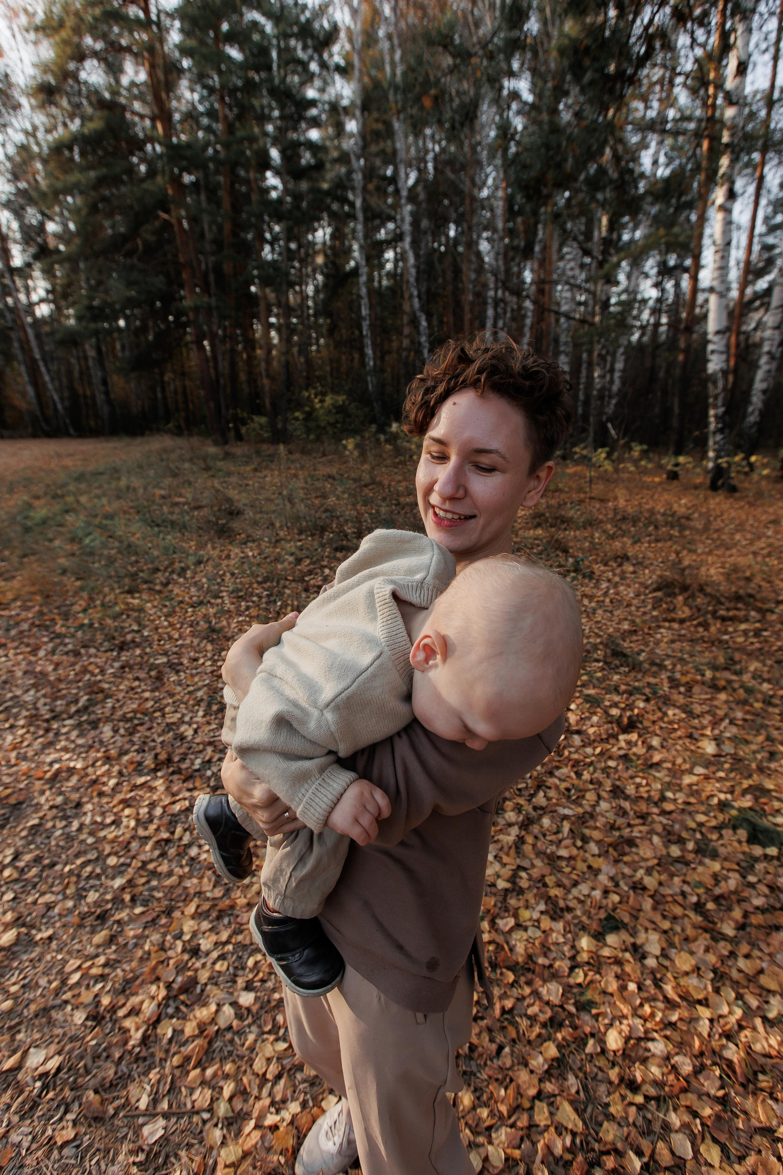 Мама и малыш (прогулка). Фотограф Авилова Дарья ● Тюмень● Съемка больших семей ●Архив поколений