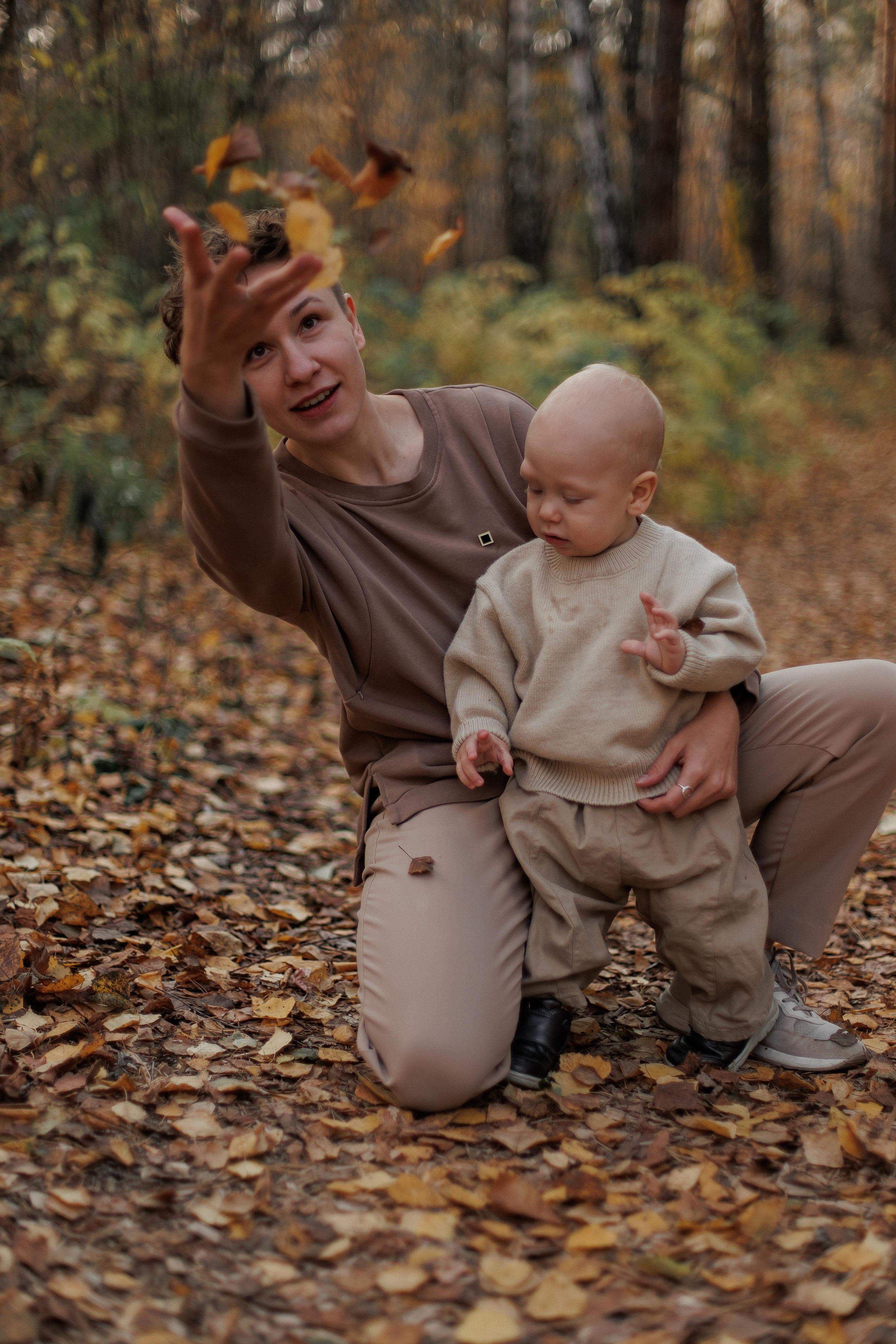 Мама и малыш (прогулка). Фотограф Авилова Дарья ● Тюмень● Съемка больших семей ●Архив поколений