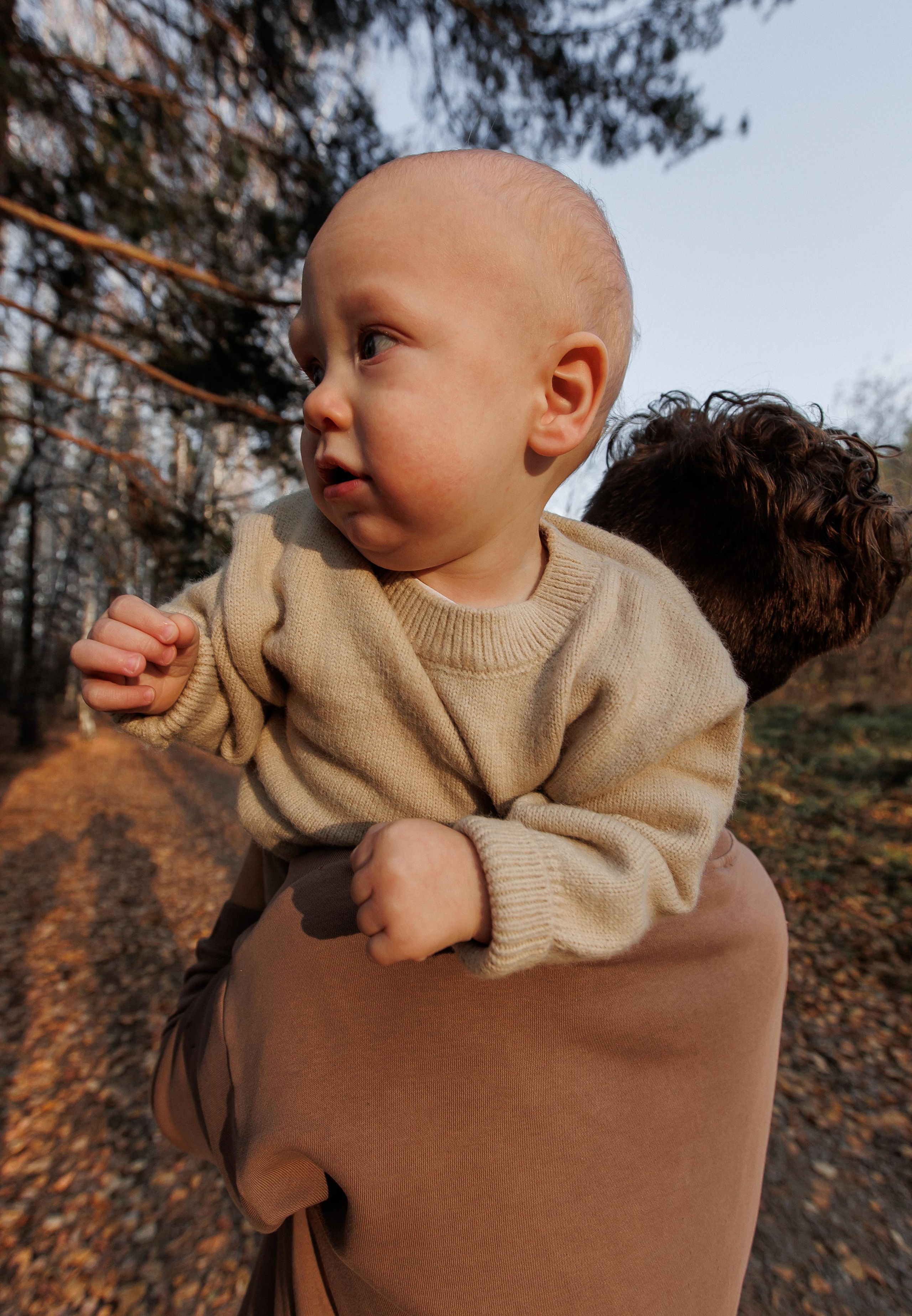 Мама и малыш (прогулка). Фотограф Авилова Дарья ● Тюмень● Съемка больших семей ●Архив поколений