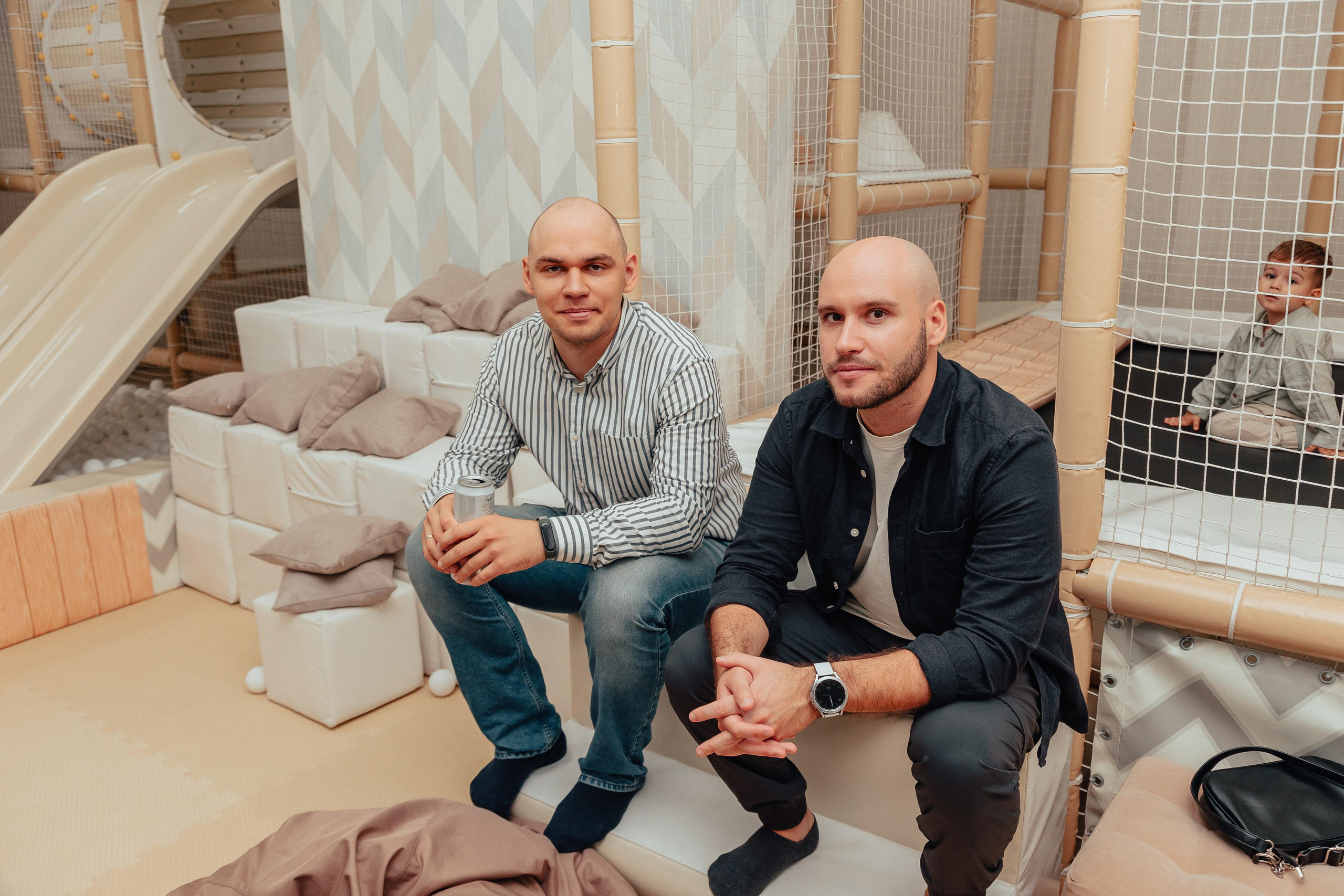 1 год в игровой. Фотограф Авилова Дарья ● Тюмень● Съемка больших семей ●Архив поколений