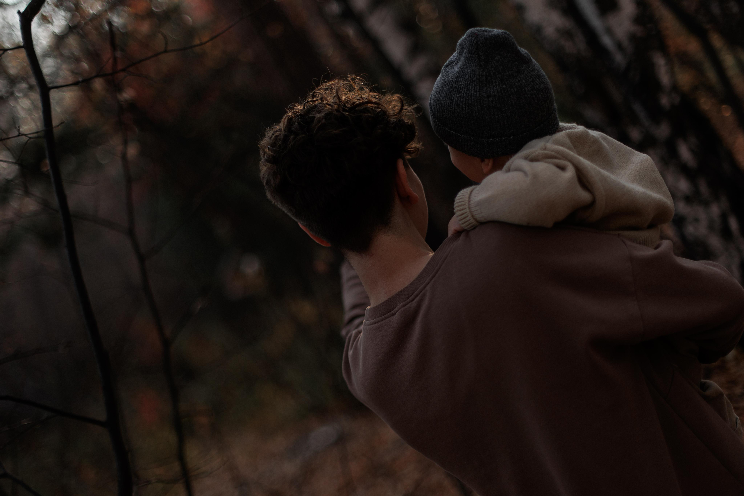 Мама и малыш (прогулка). Фотограф Авилова Дарья ● Тюмень● Съемка больших семей ●Архив поколений