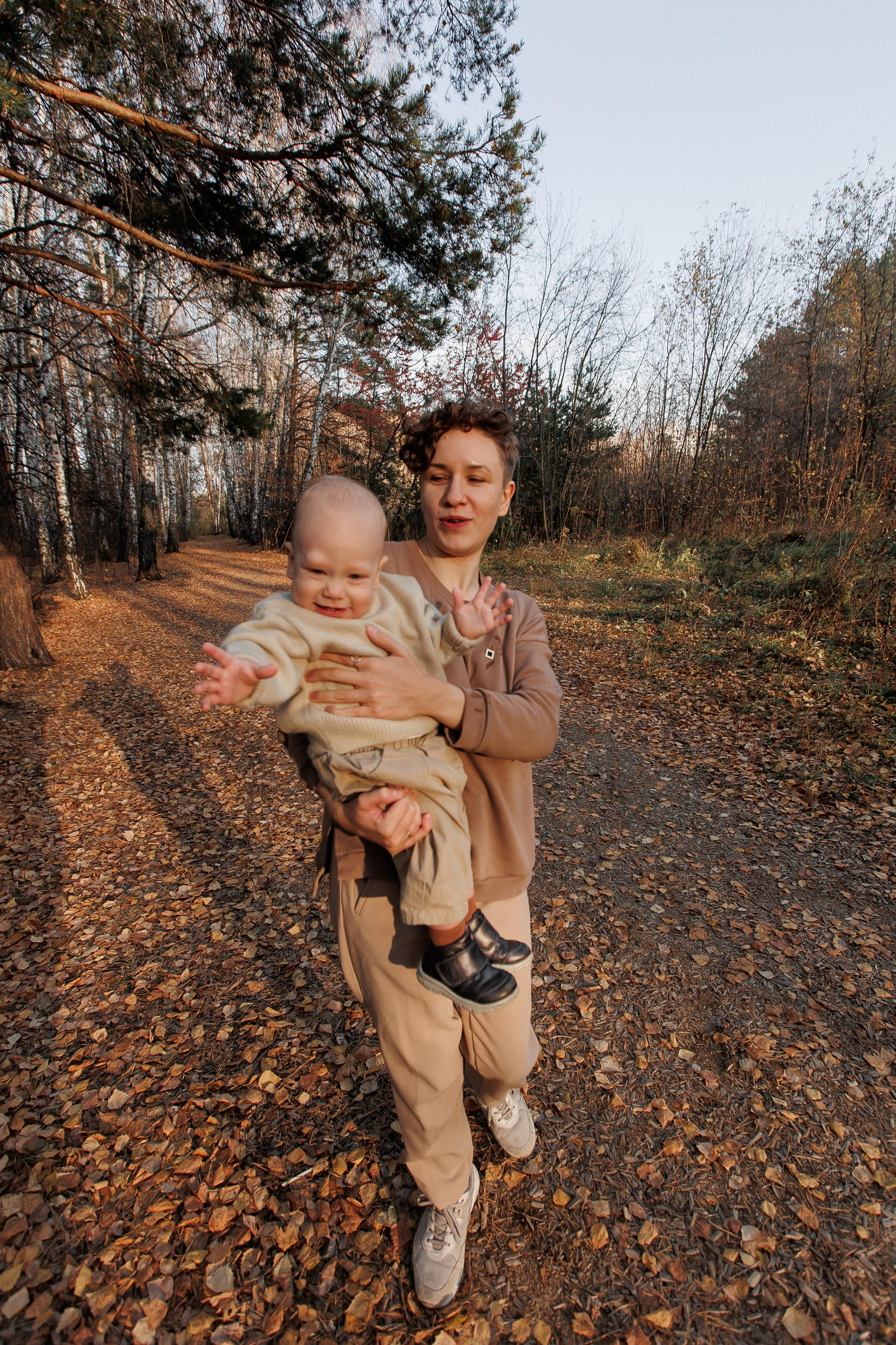 Мама и малыш (прогулка). Фотограф Авилова Дарья ● Тюмень● Съемка больших семей ●Архив поколений