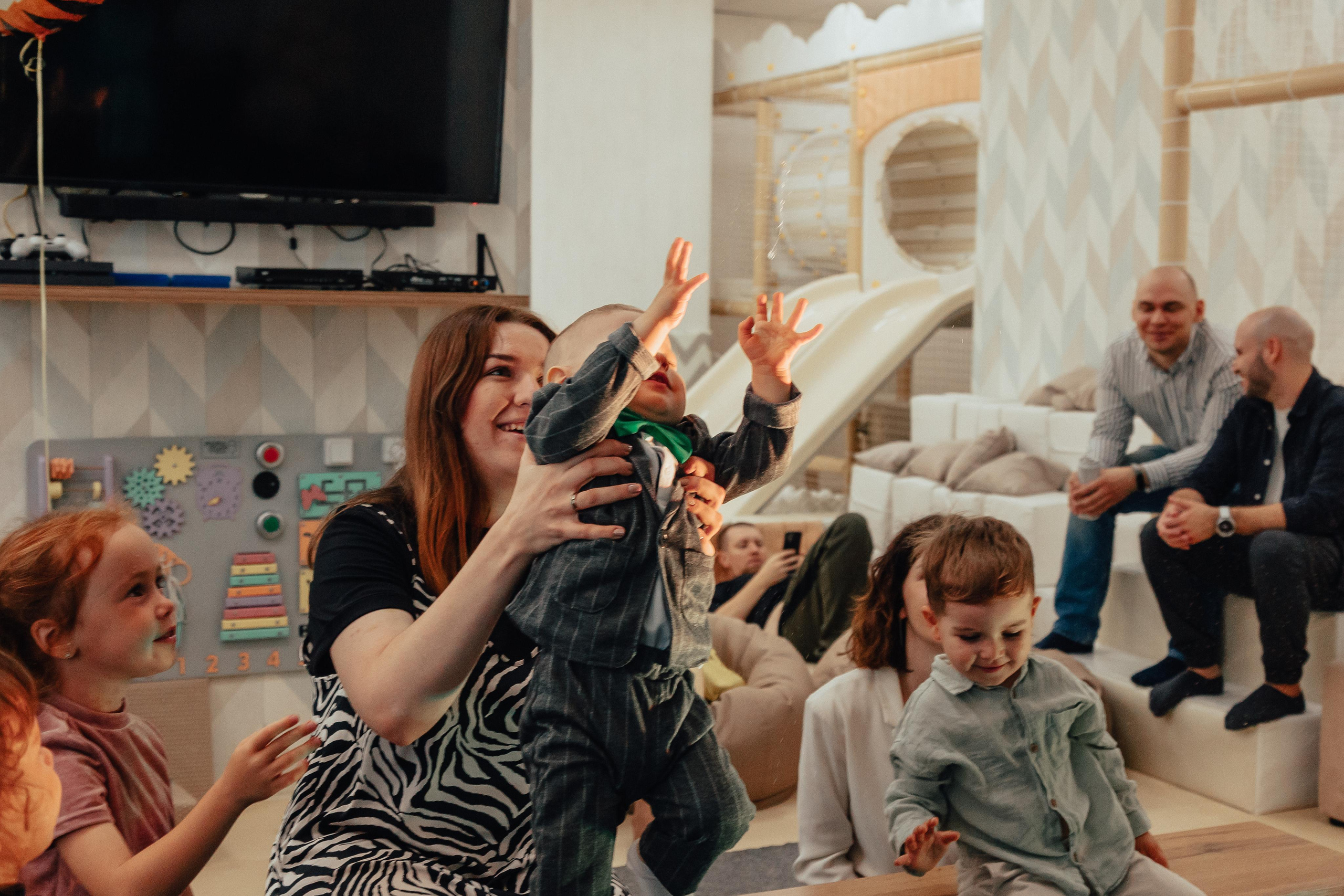 1 год в игровой. Фотограф Авилова Дарья ● Тюмень● Съемка больших семей ●Архив поколений