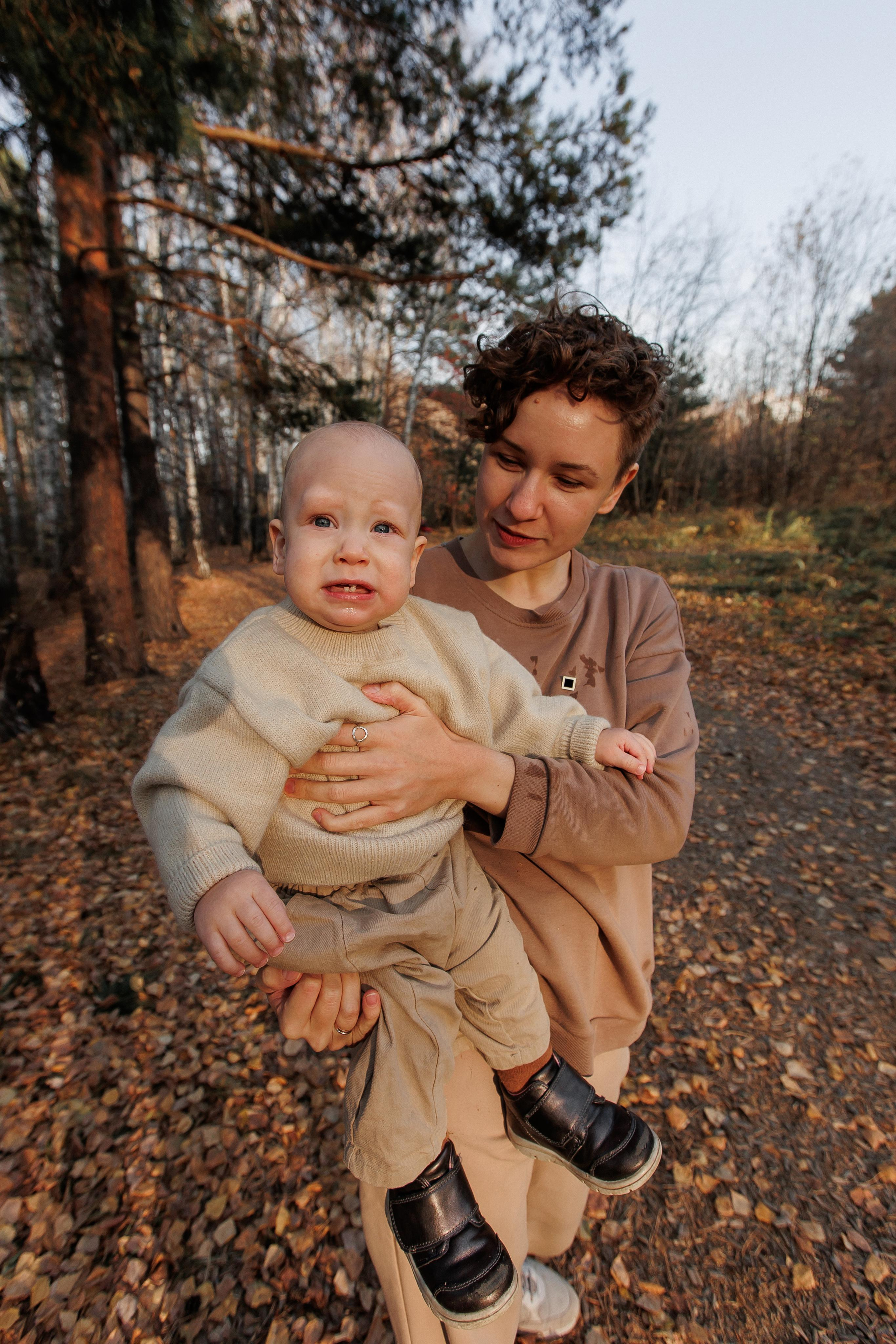 Мама и малыш (прогулка). Фотограф Авилова Дарья ● Тюмень● Съемка больших семей ●Архив поколений