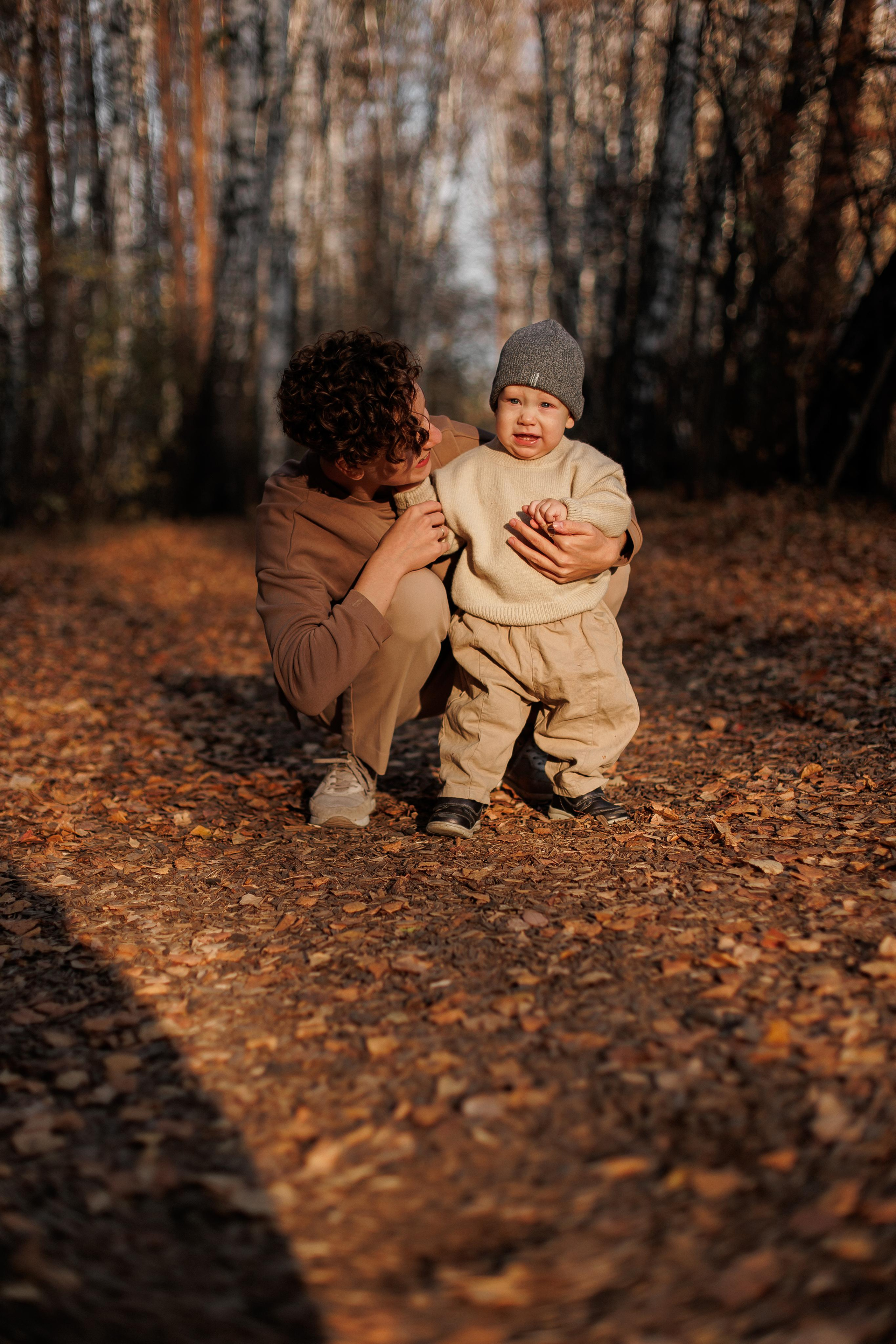 Мама и малыш (прогулка). Фотограф Авилова Дарья ● Тюмень● Съемка больших семей ●Архив поколений