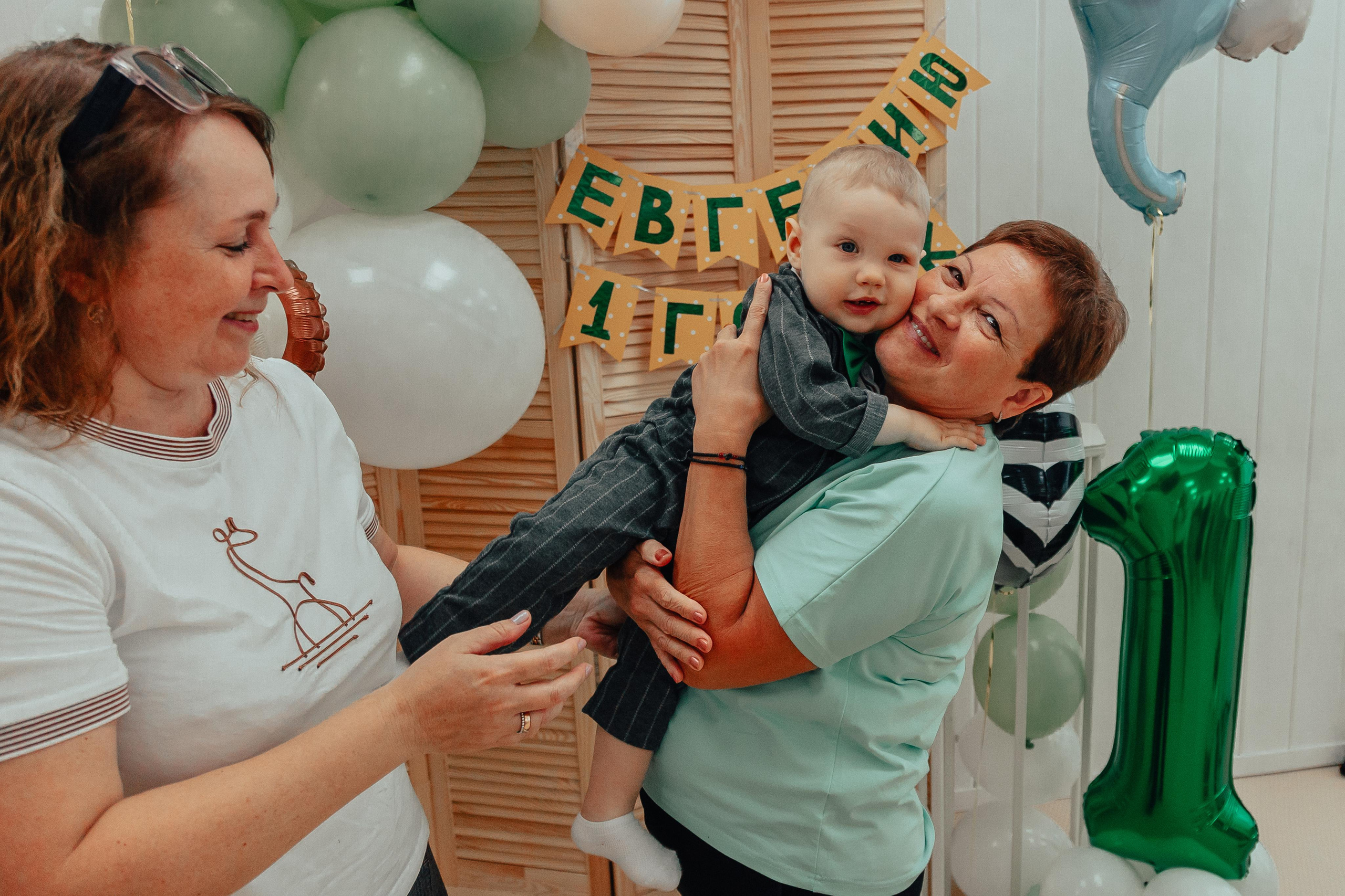 1 год в игровой. Фотограф Авилова Дарья ● Тюмень● Съемка больших семей ●Архив поколений
