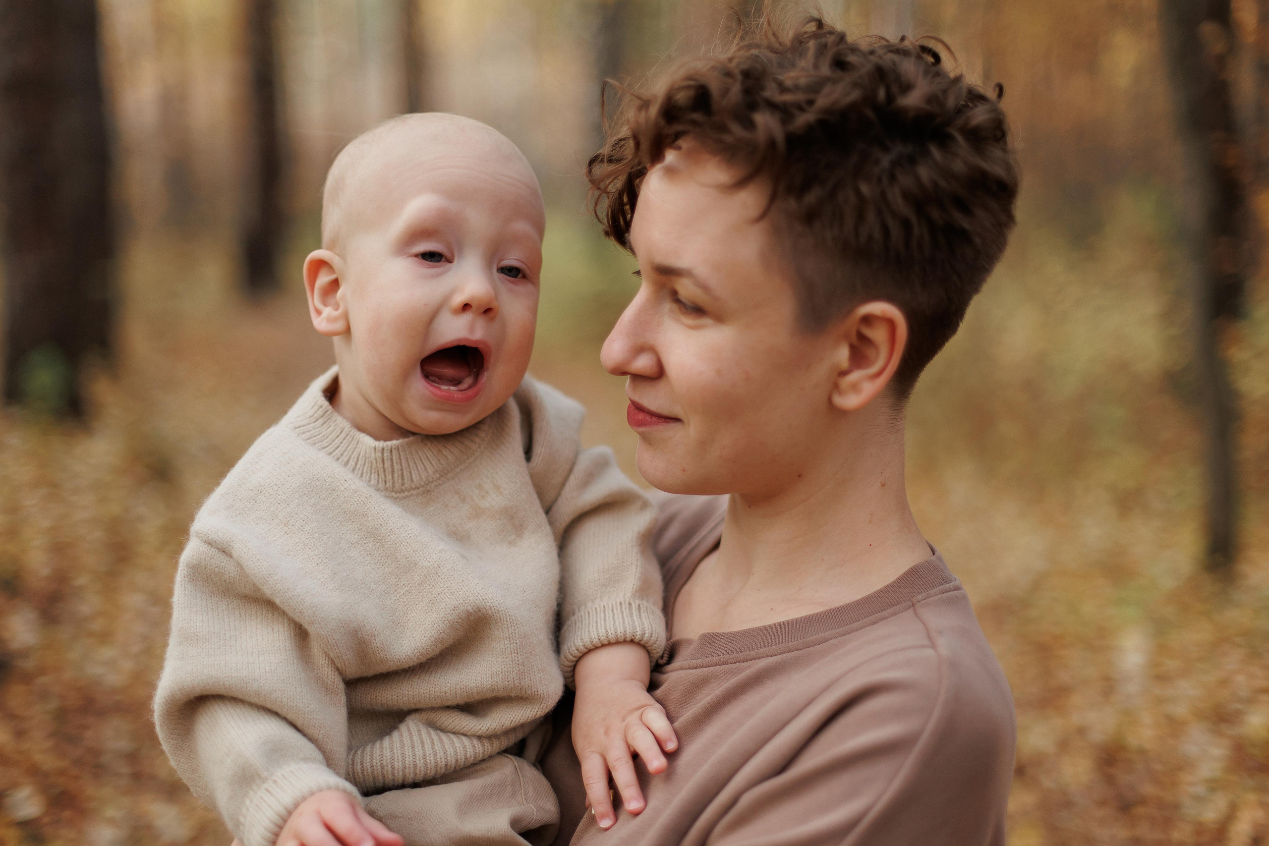 Мама и малыш (прогулка). Фотограф Авилова Дарья ● Тюмень● Съемка больших семей ●Архив поколений