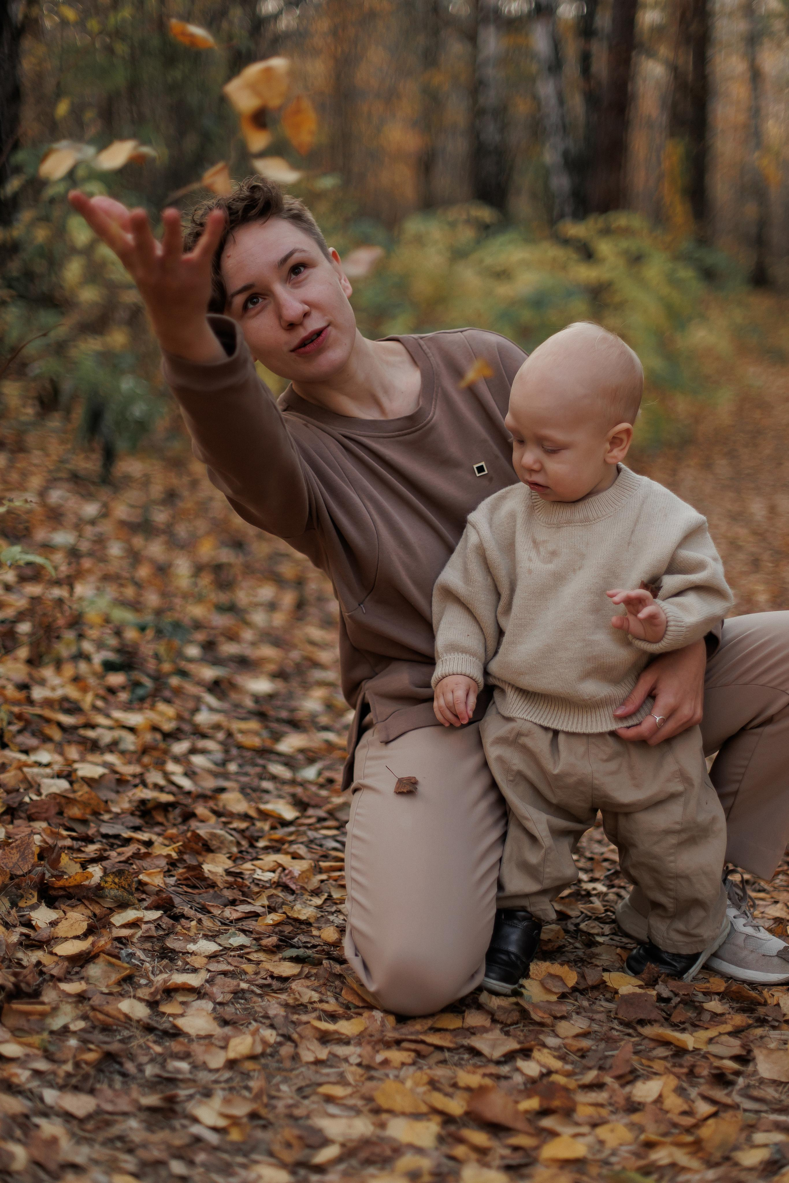 Мама и малыш (прогулка). Фотограф Авилова Дарья ● Тюмень● Съемка больших семей ●Архив поколений